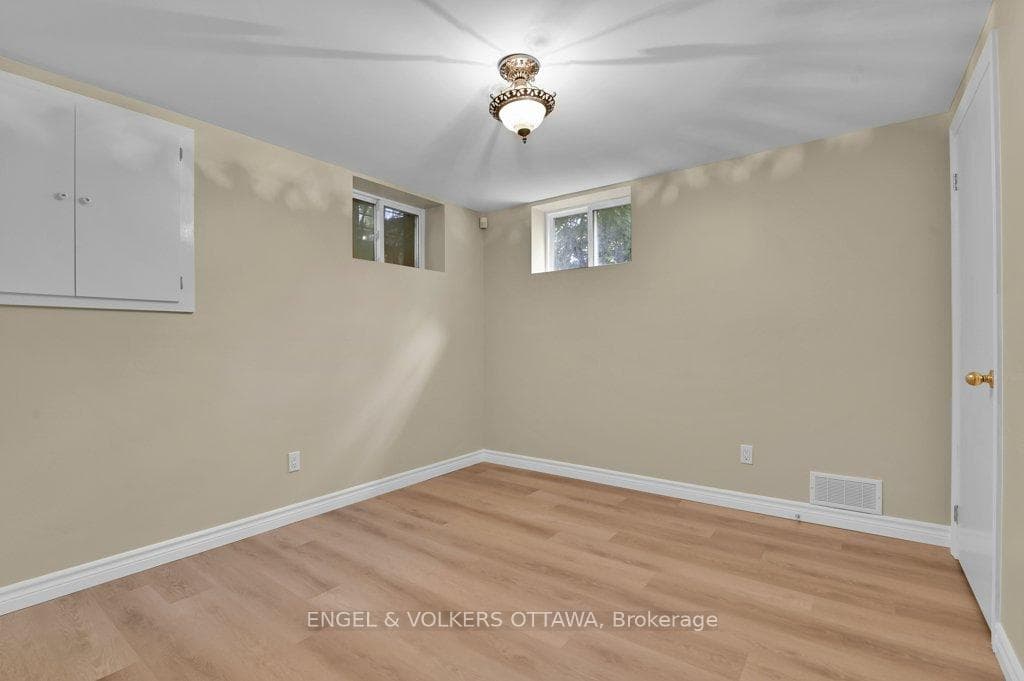 580 Thessaly Circle photo 29