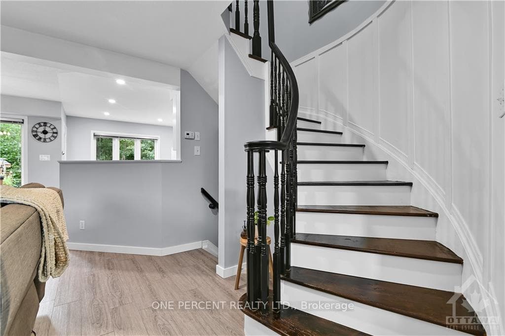 468 LAWLER Crescent photo 16