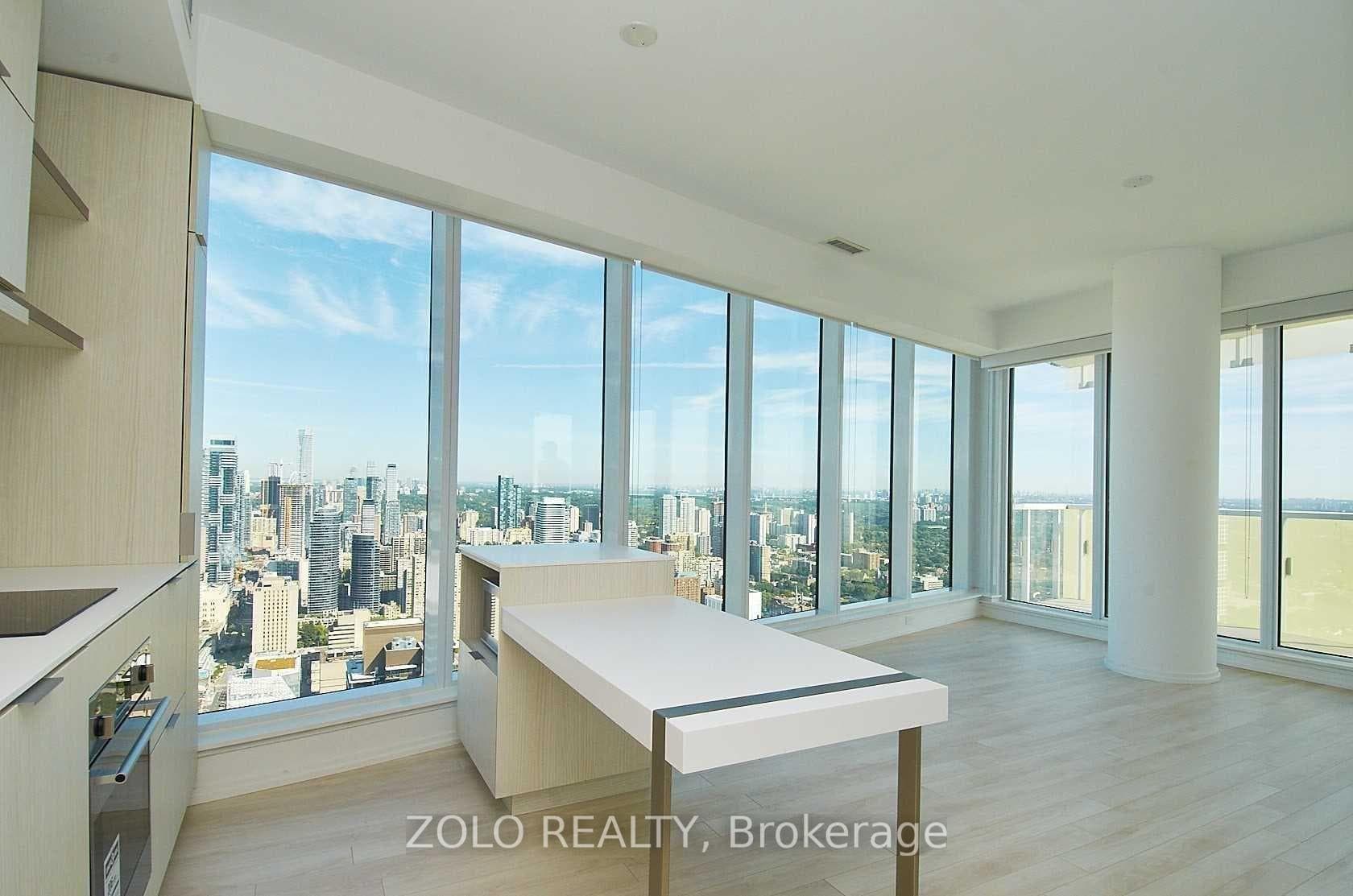 197 Yonge Street Unit 5202 photo 4
