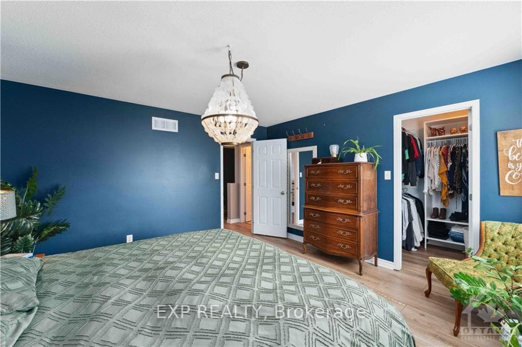548 ASHBOURNE Crescent photo 17