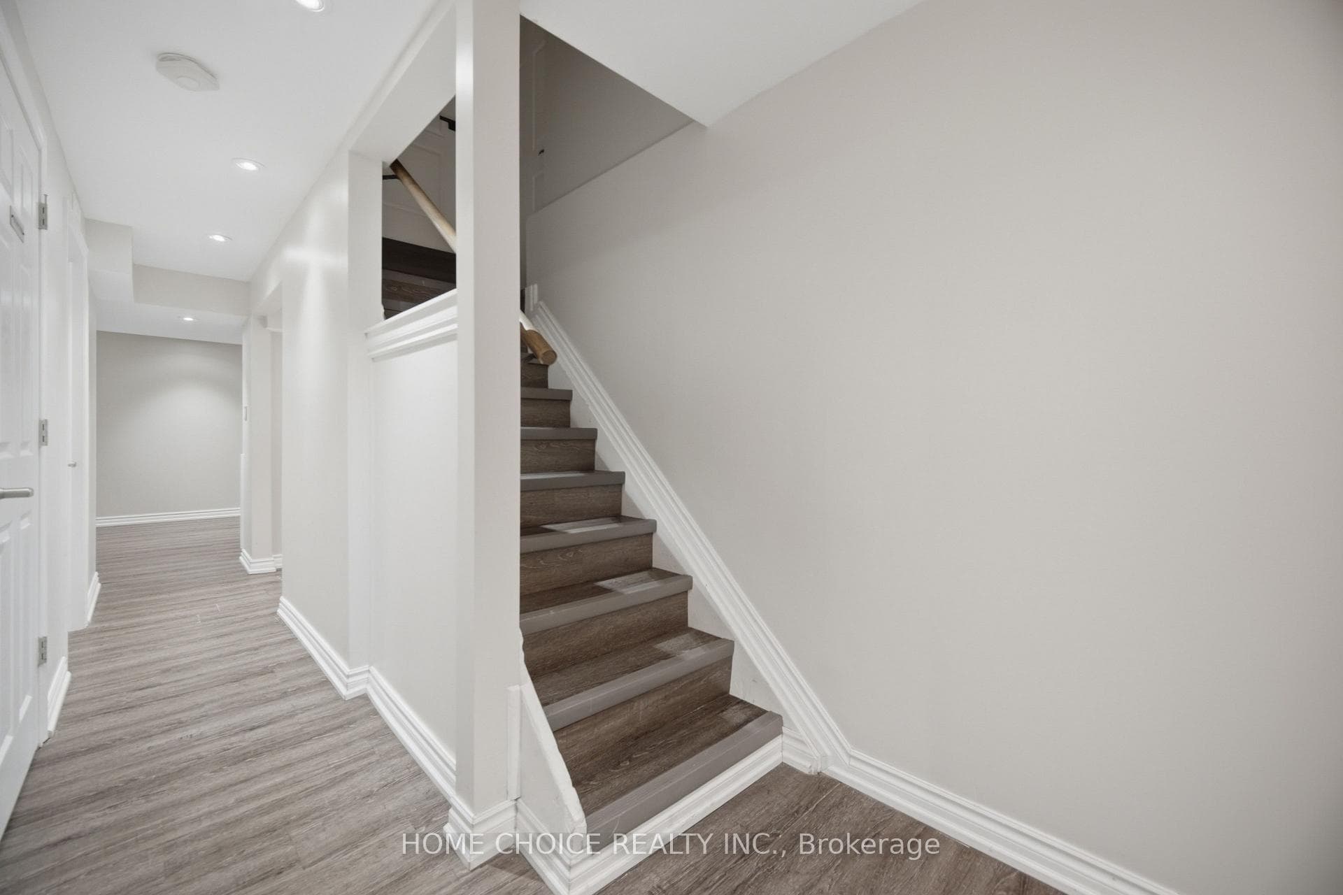 670 Dolby Crescent photo 38