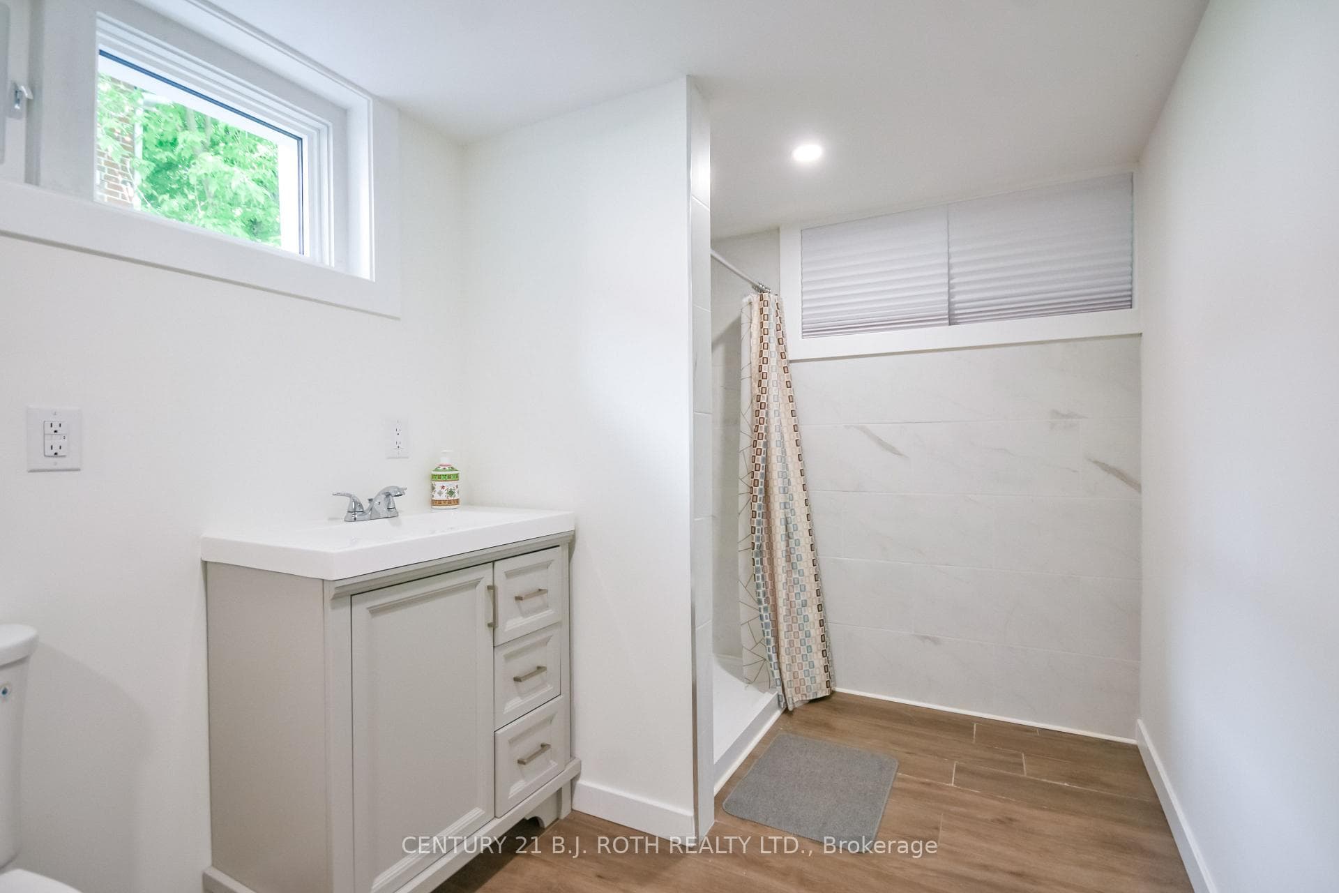 223 Wellington Street photo 31