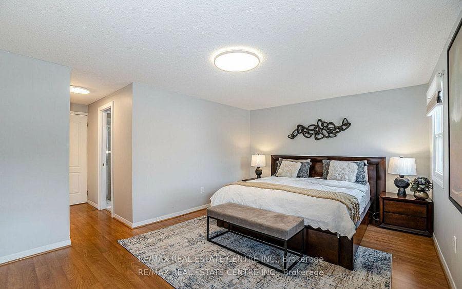 2046 Glenada Crescent photo 21