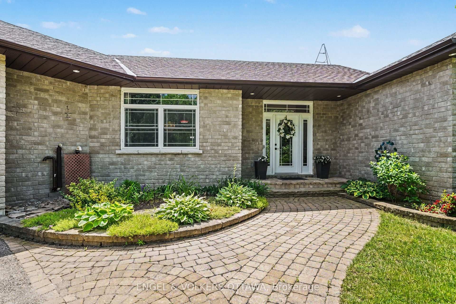 382 Craig Road photo 2
