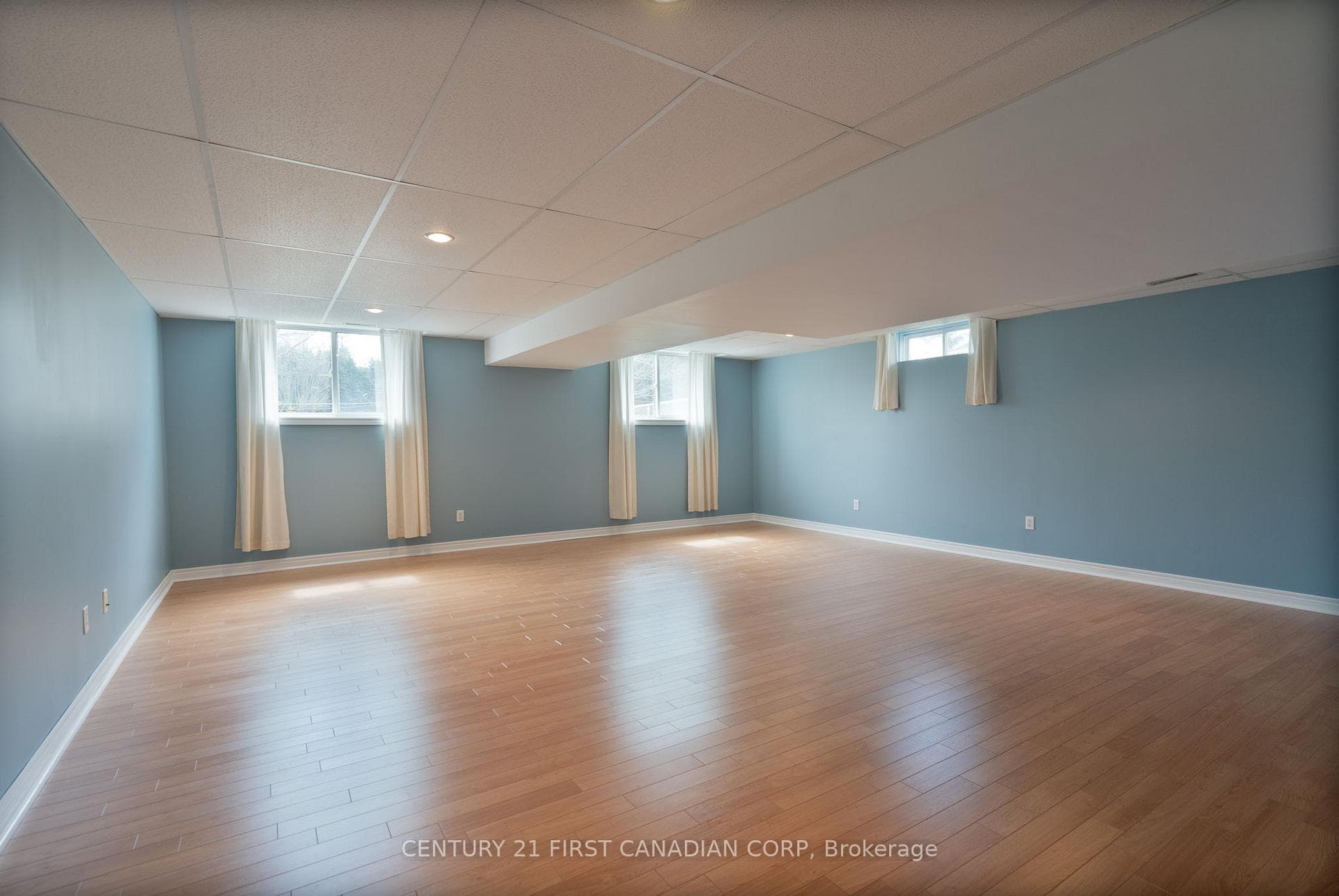 584 Wellington Street photo 26