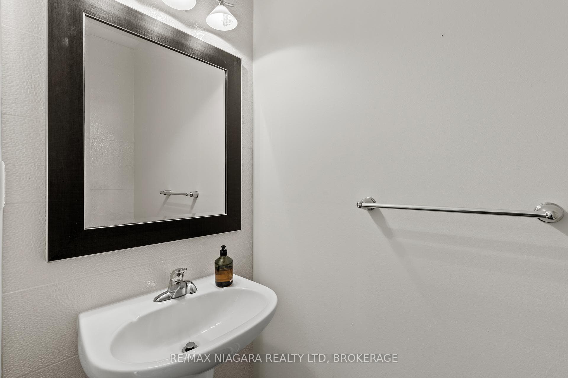 16 MACDONELL Road photo 29