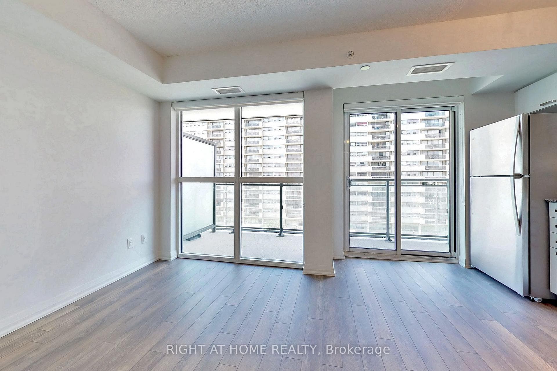 30 Meadowglen Place Unit 802 photo 5
