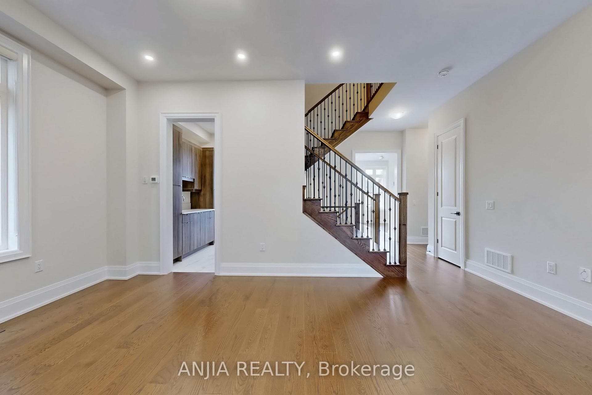 86 Angus Morton Crescent photo 4