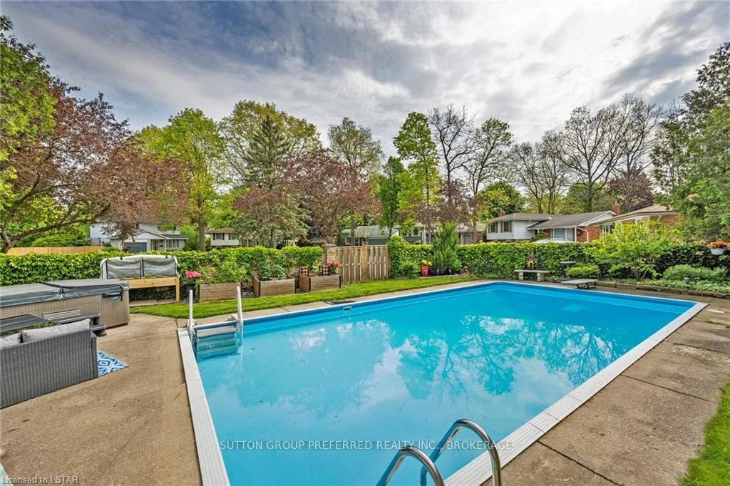 18 BLUE RIDGE Crescent photo 5
