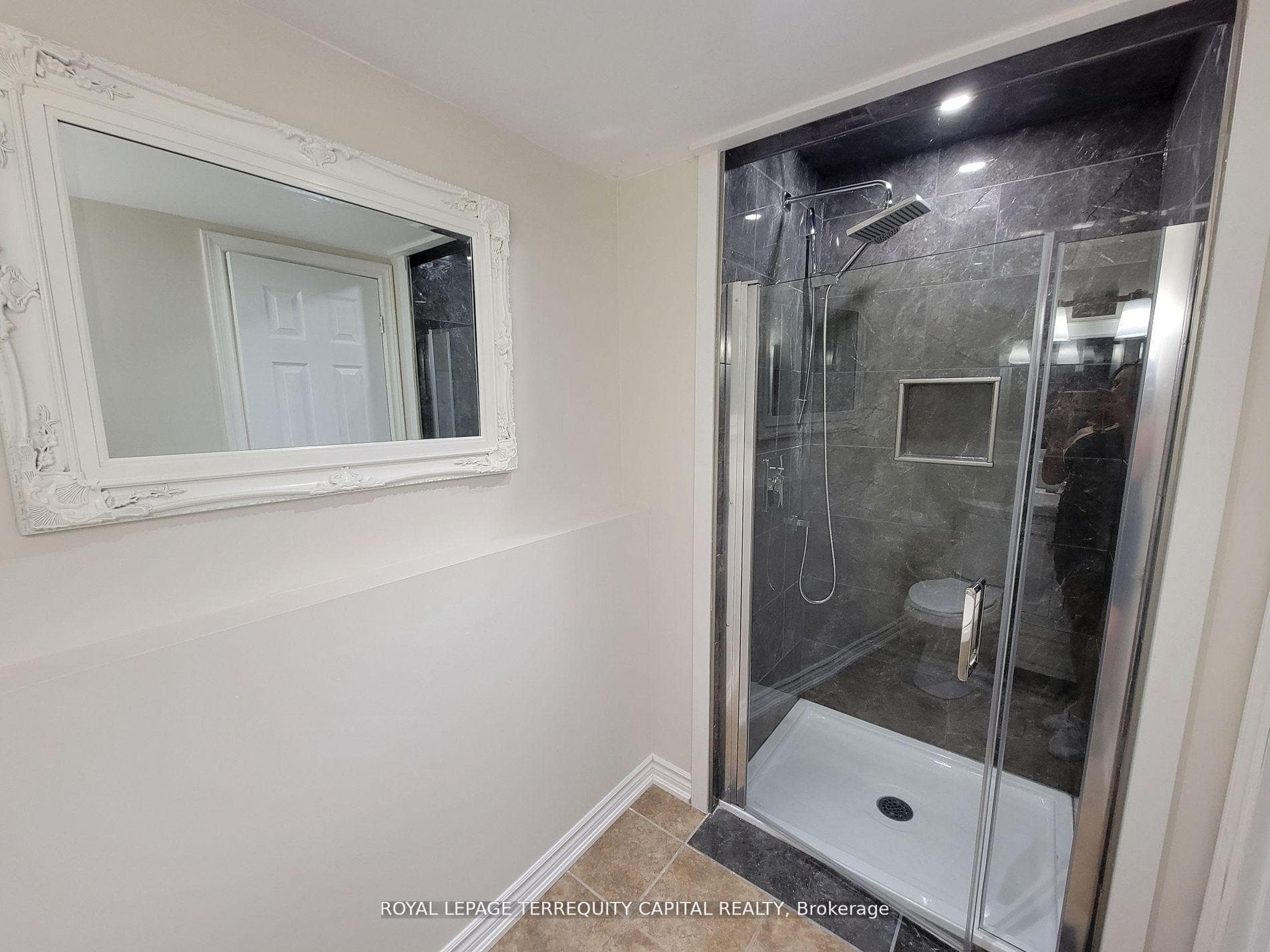 20 Mowat Crescent Unit Lower photo 11