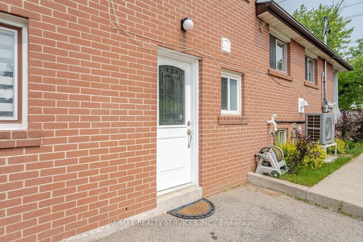 156 Vodden Street photo 4