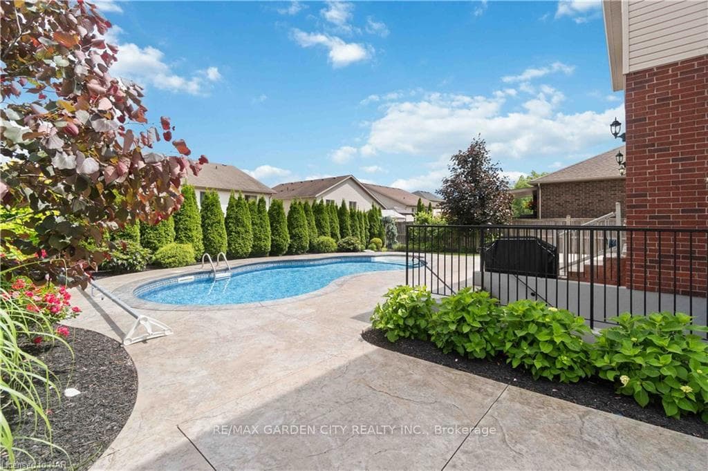 6520 Richard Crescent photo 5