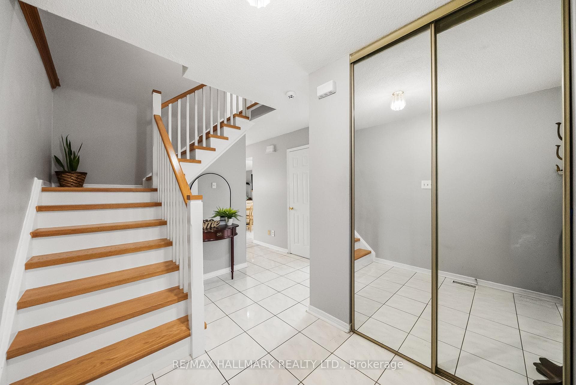 Mirrored closet doors in foyer