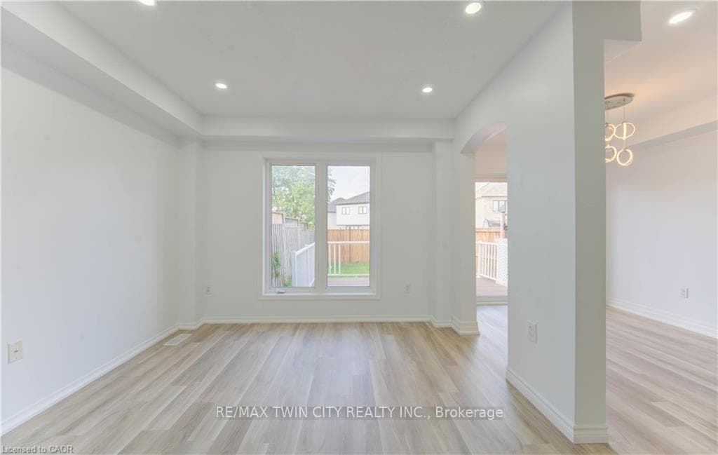 82 Trowbridge Street photo 8