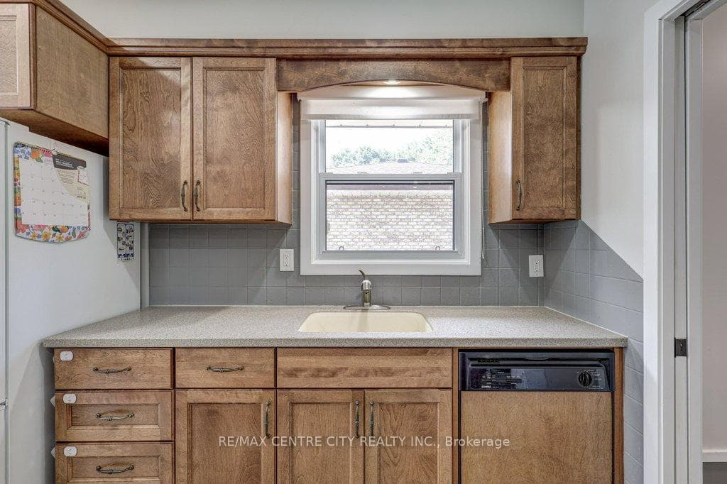 64 Moore Avenue photo 6