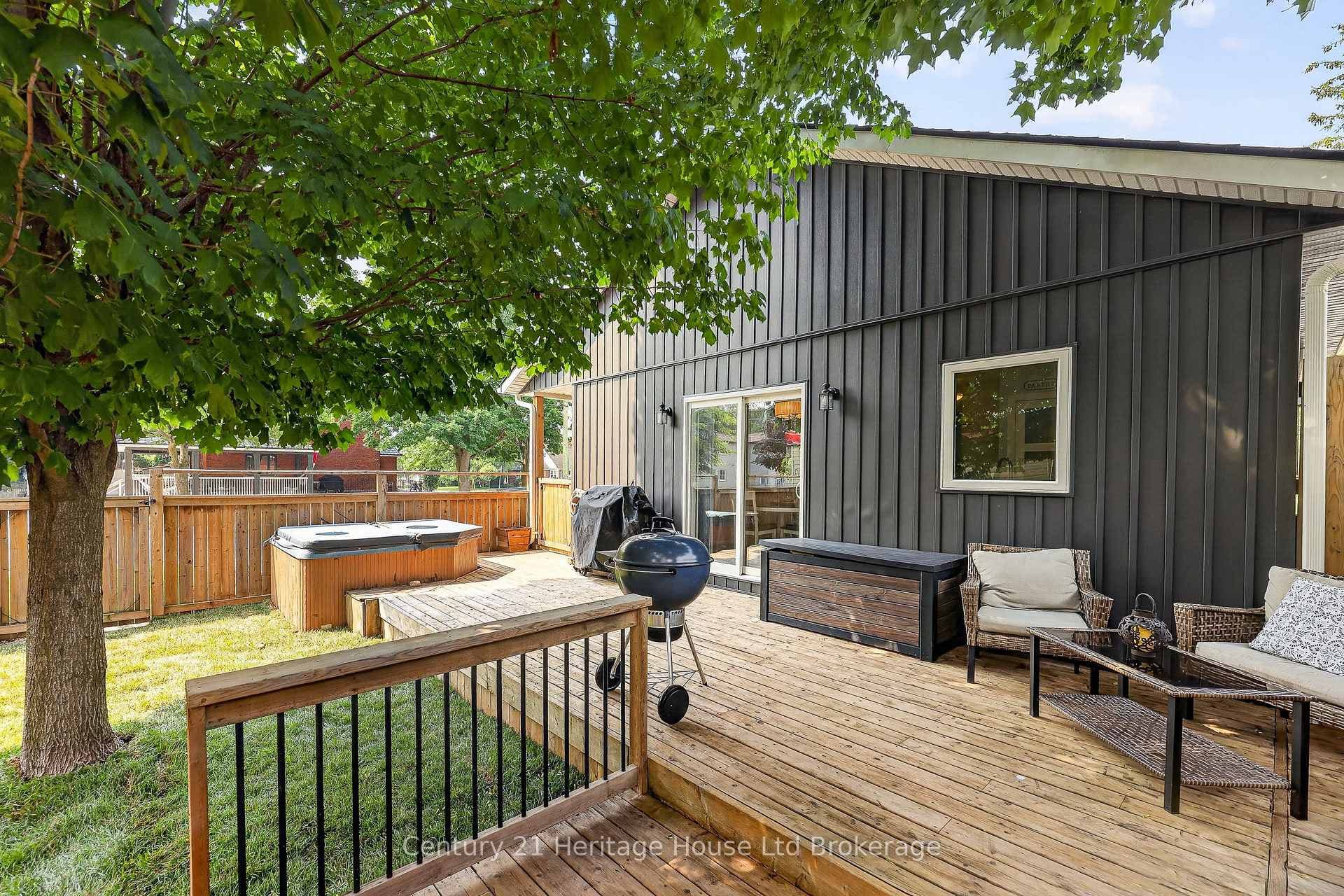 272 Wellington Street photo 32