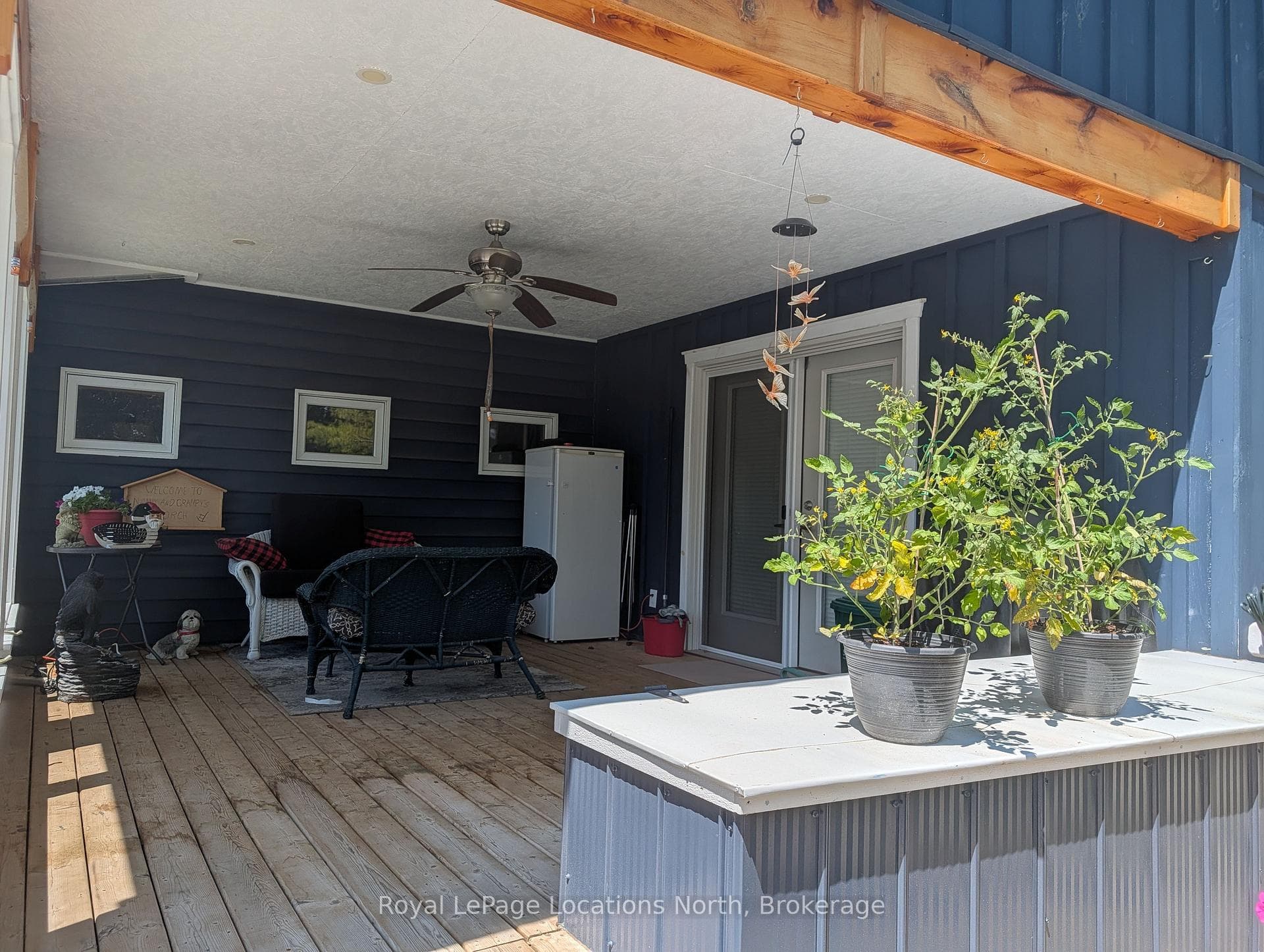 Private apartment porch, barrie free