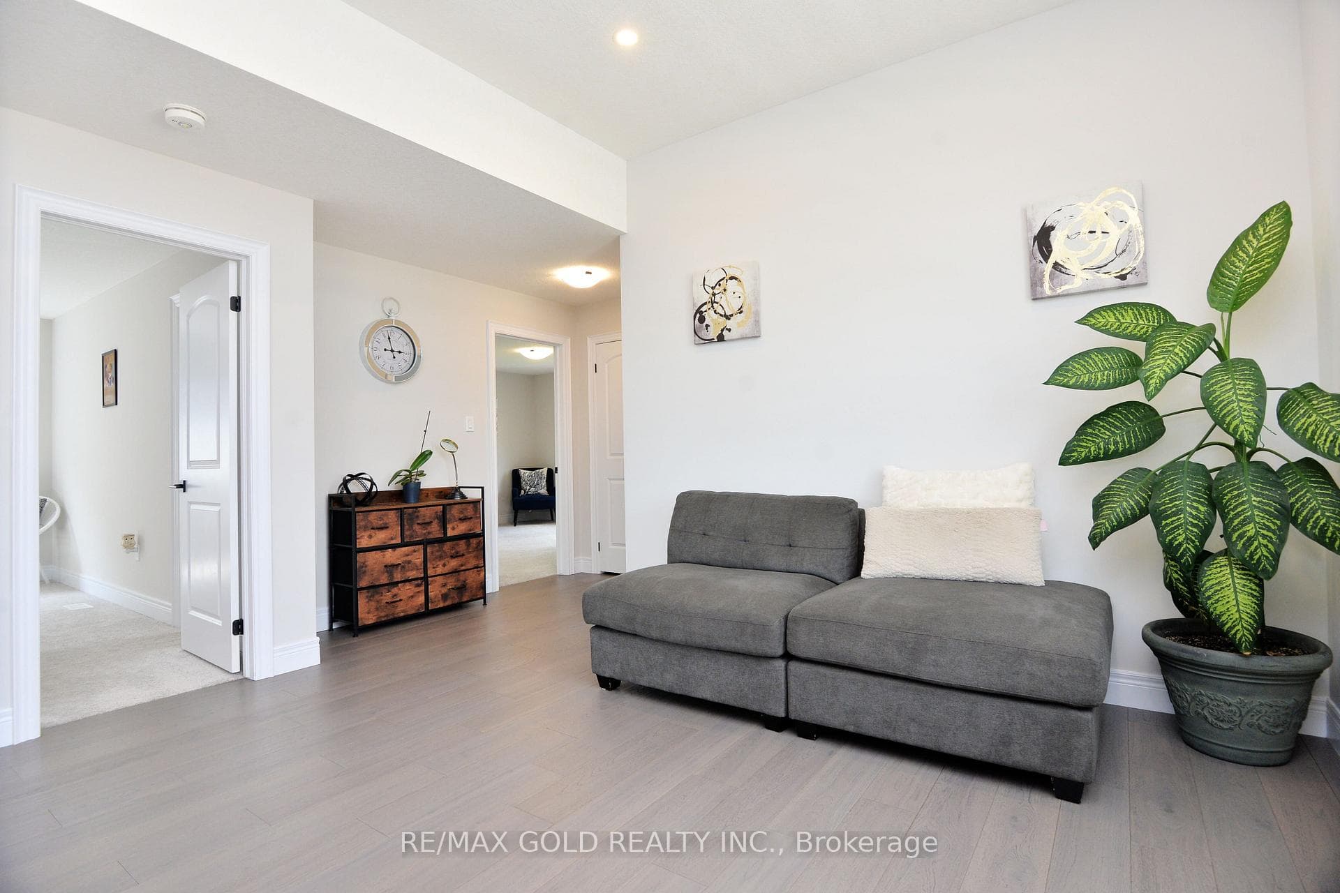 50 Tindall Crescent photo 18