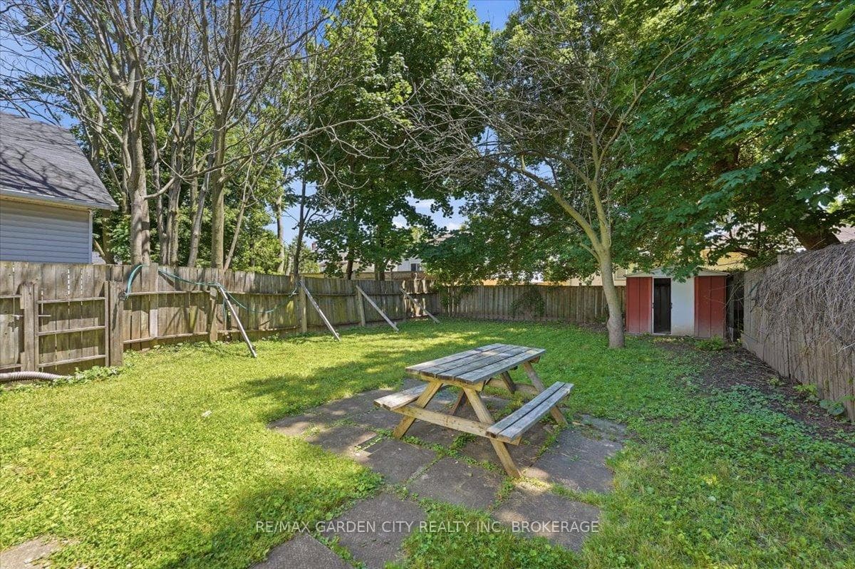106 Carlton Street photo 24