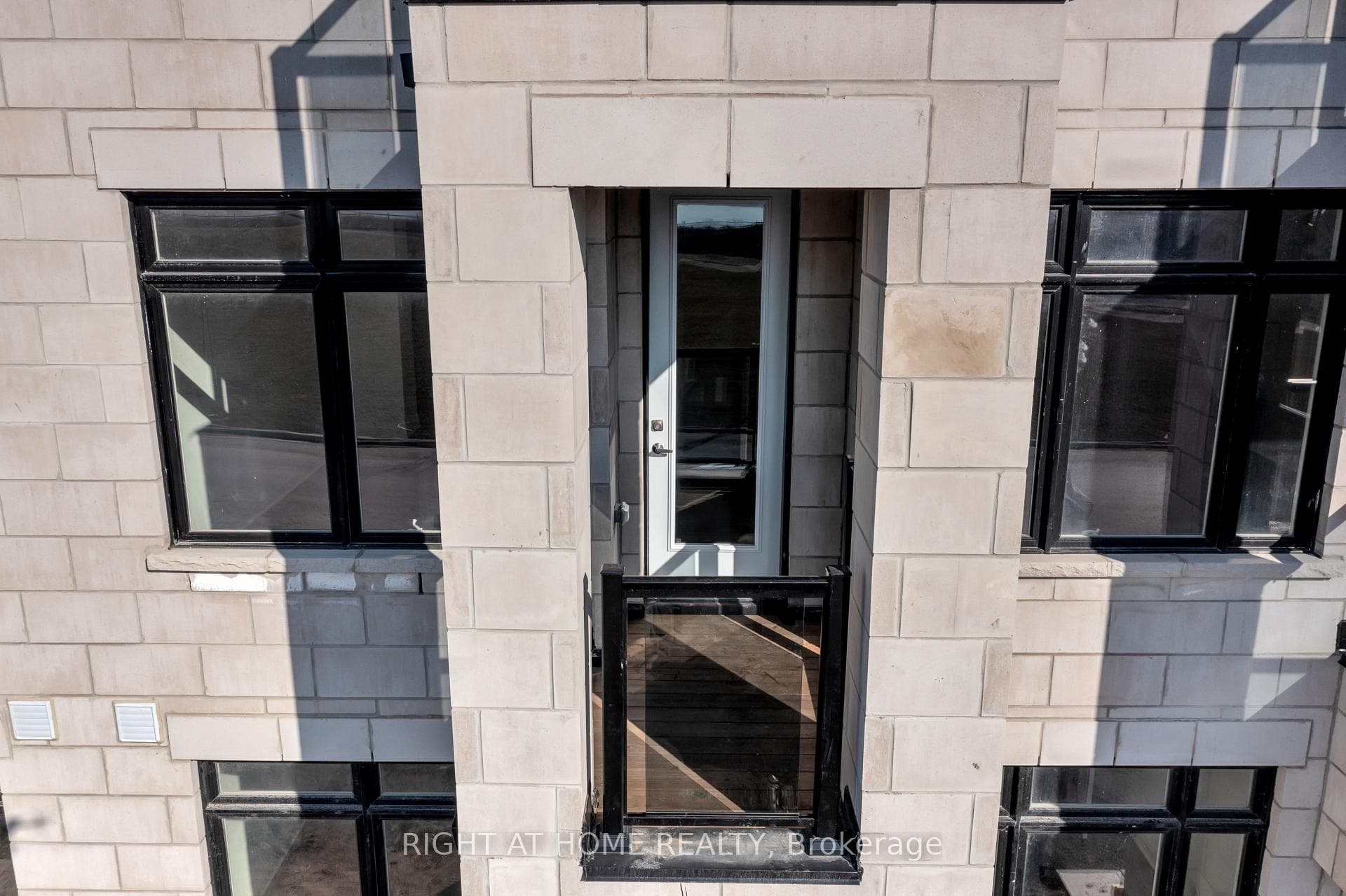 825 Port Darlington Road photo 23