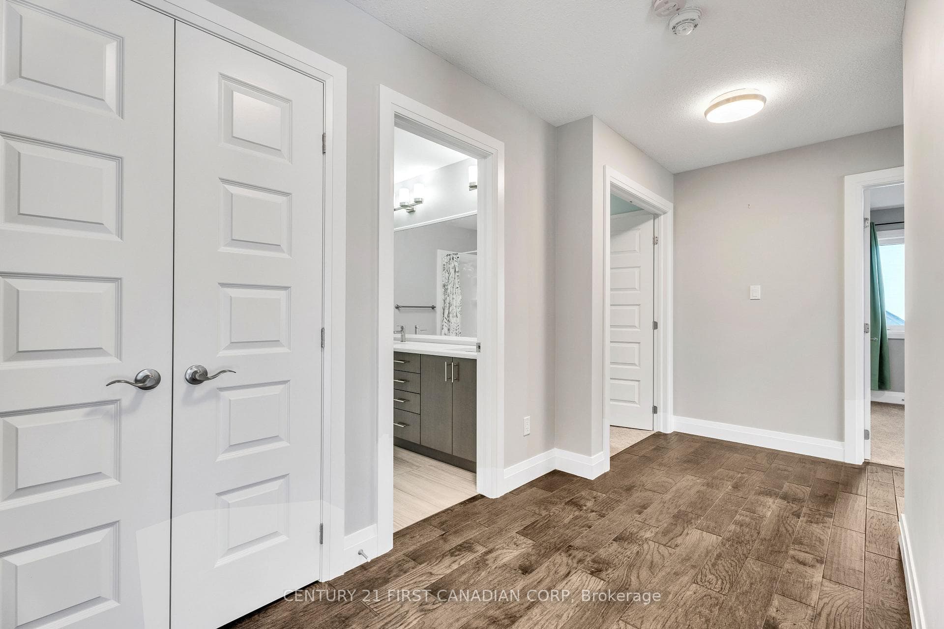 1351 DYER Crescent photo 15
