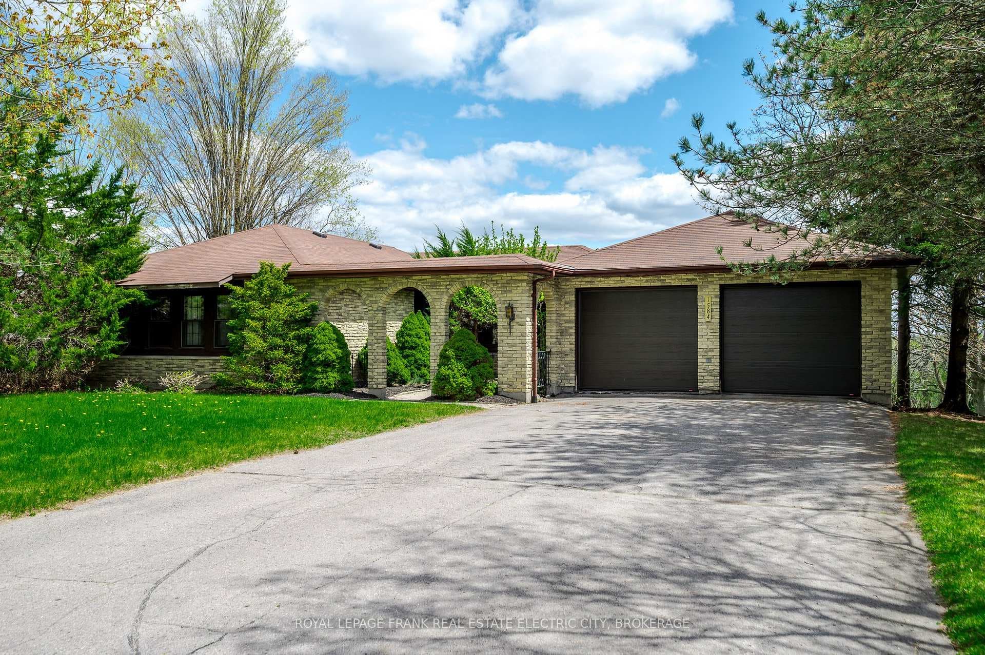 1584 Champlain Drive photo 1