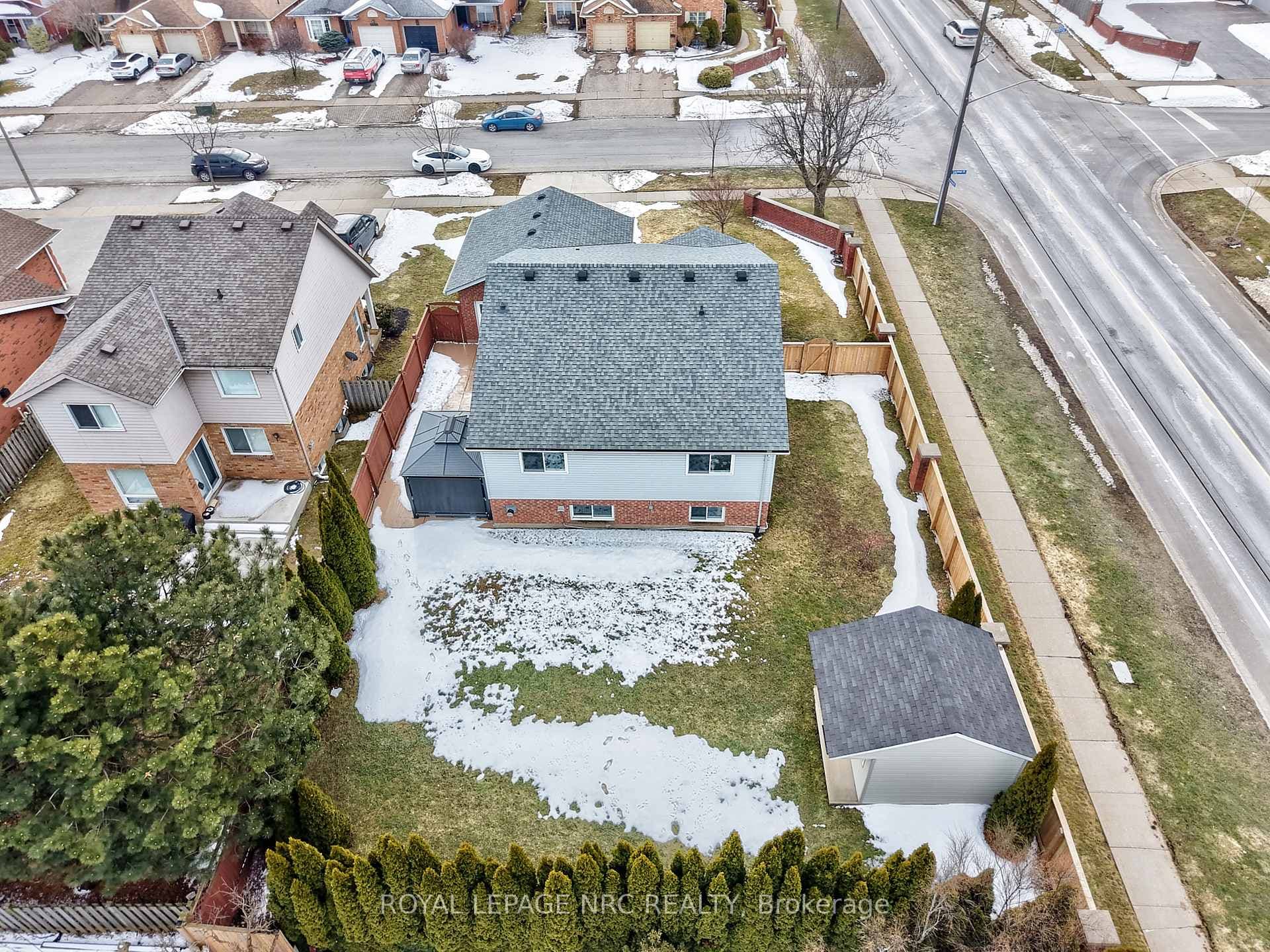 Impressive yard - lots of room for play!