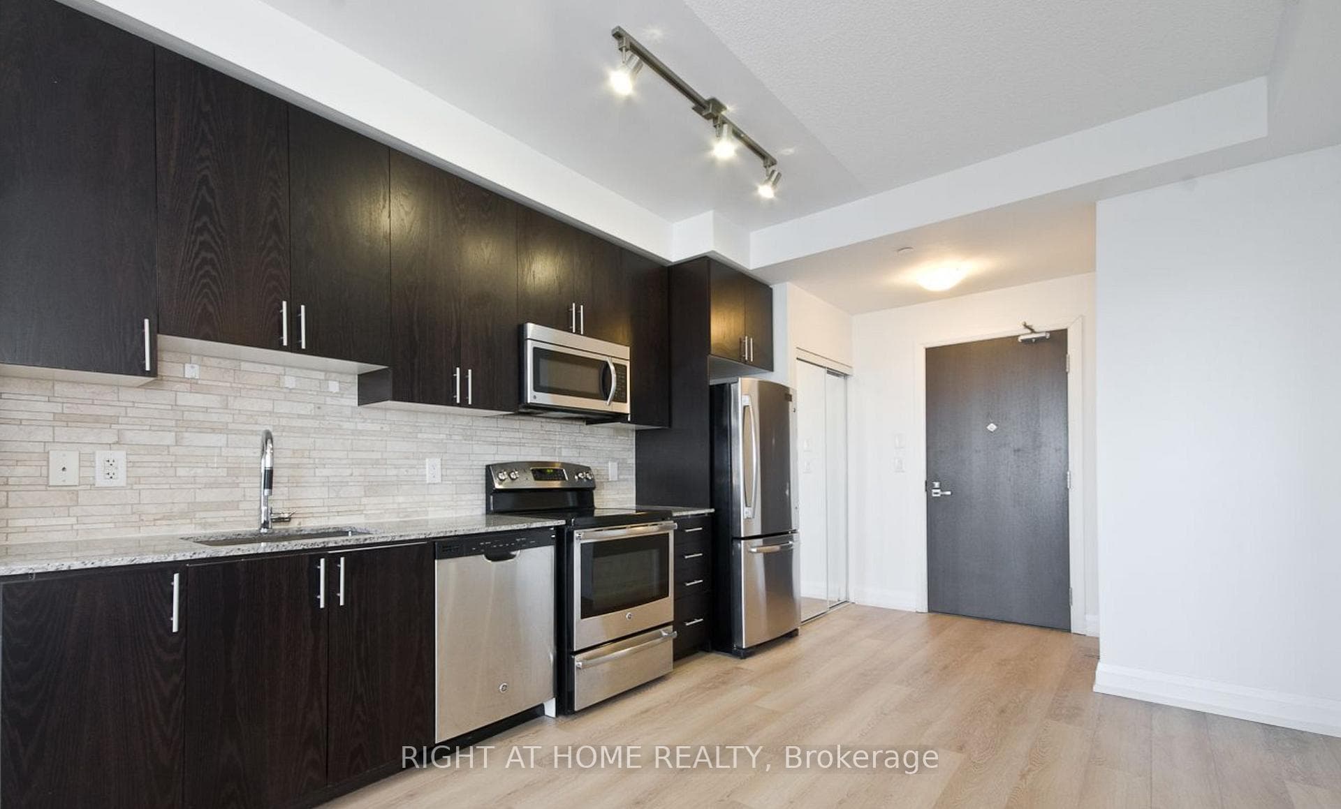 7171 Yonge Street Unit 637 photo 5