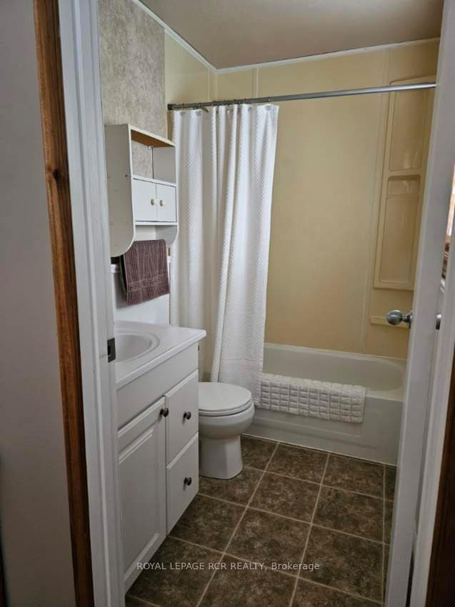 18 Maes Crescent photo 15