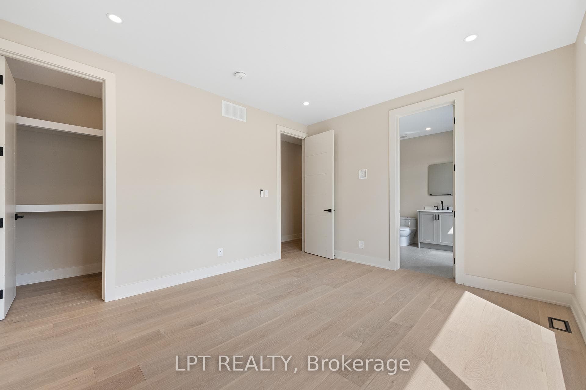 15 Briggs Avenue photo 34
