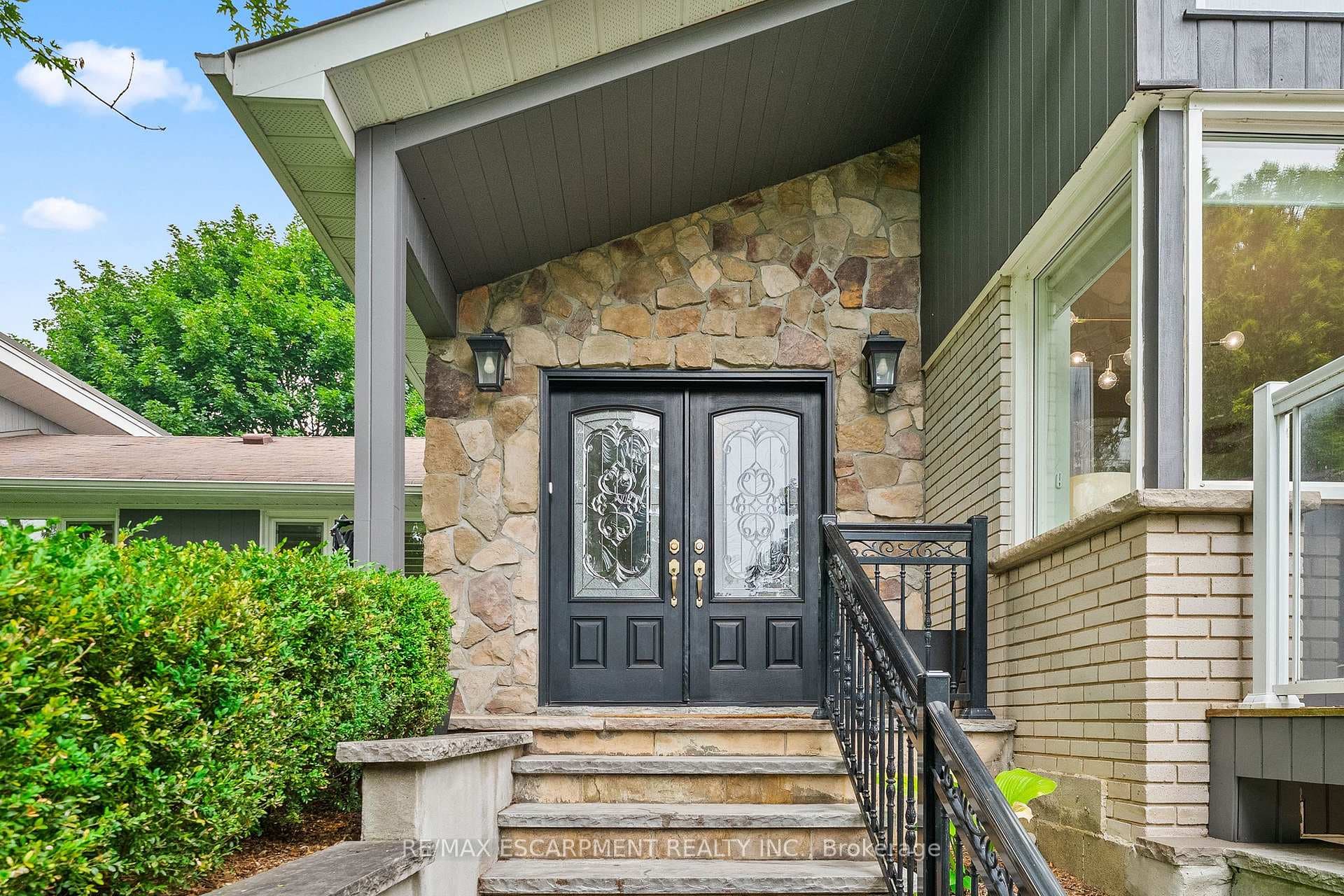615 VANESSA Crescent photo 4