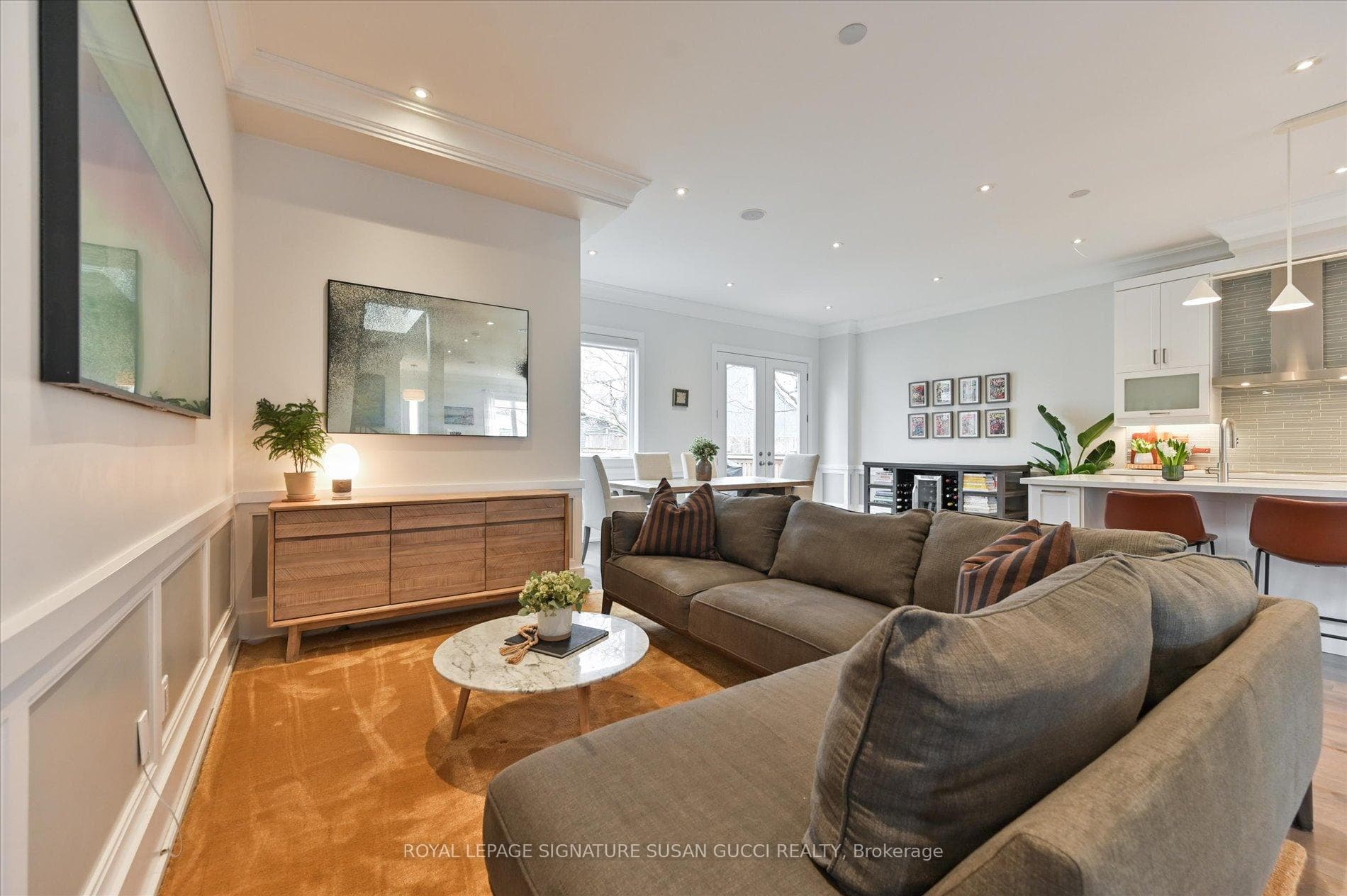 Open kitchen & family room, perfect for gatherings