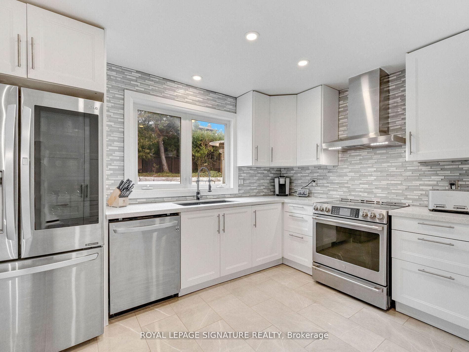 31 Hatherton Crescent photo 14