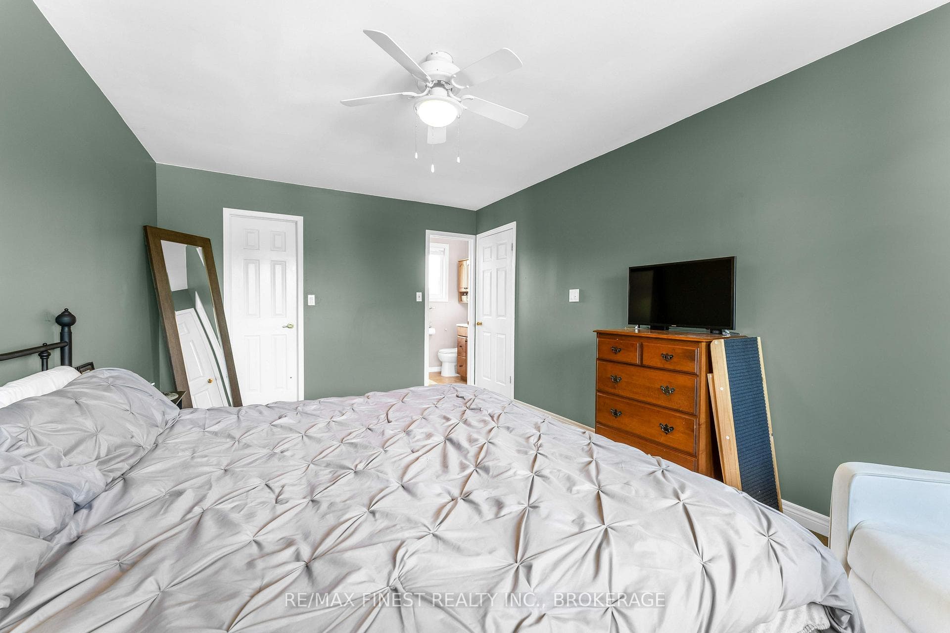 943 Newhall Drive photo 24