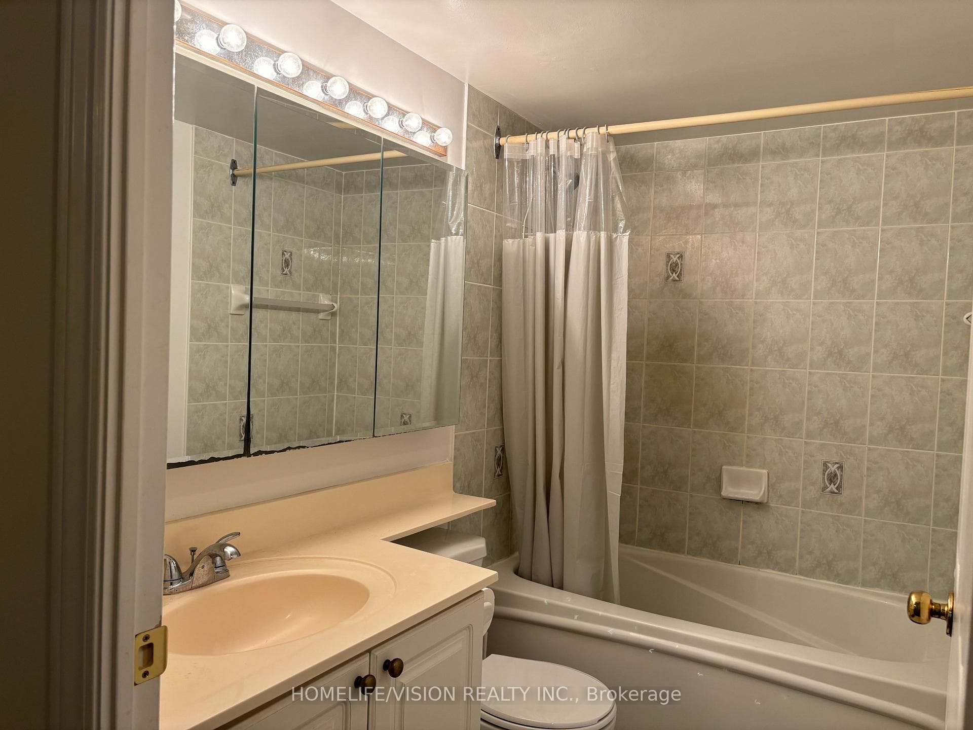 887 Bay Street Unit 404 photo 14