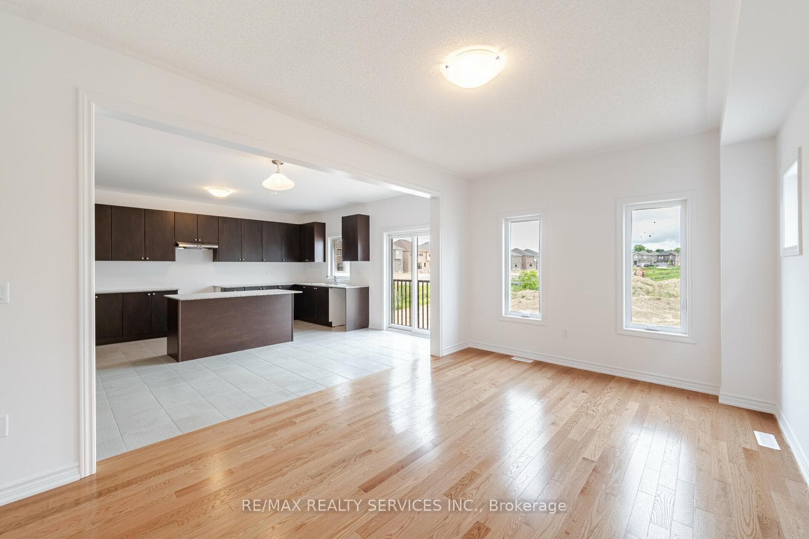 360 Russell Street photo 12