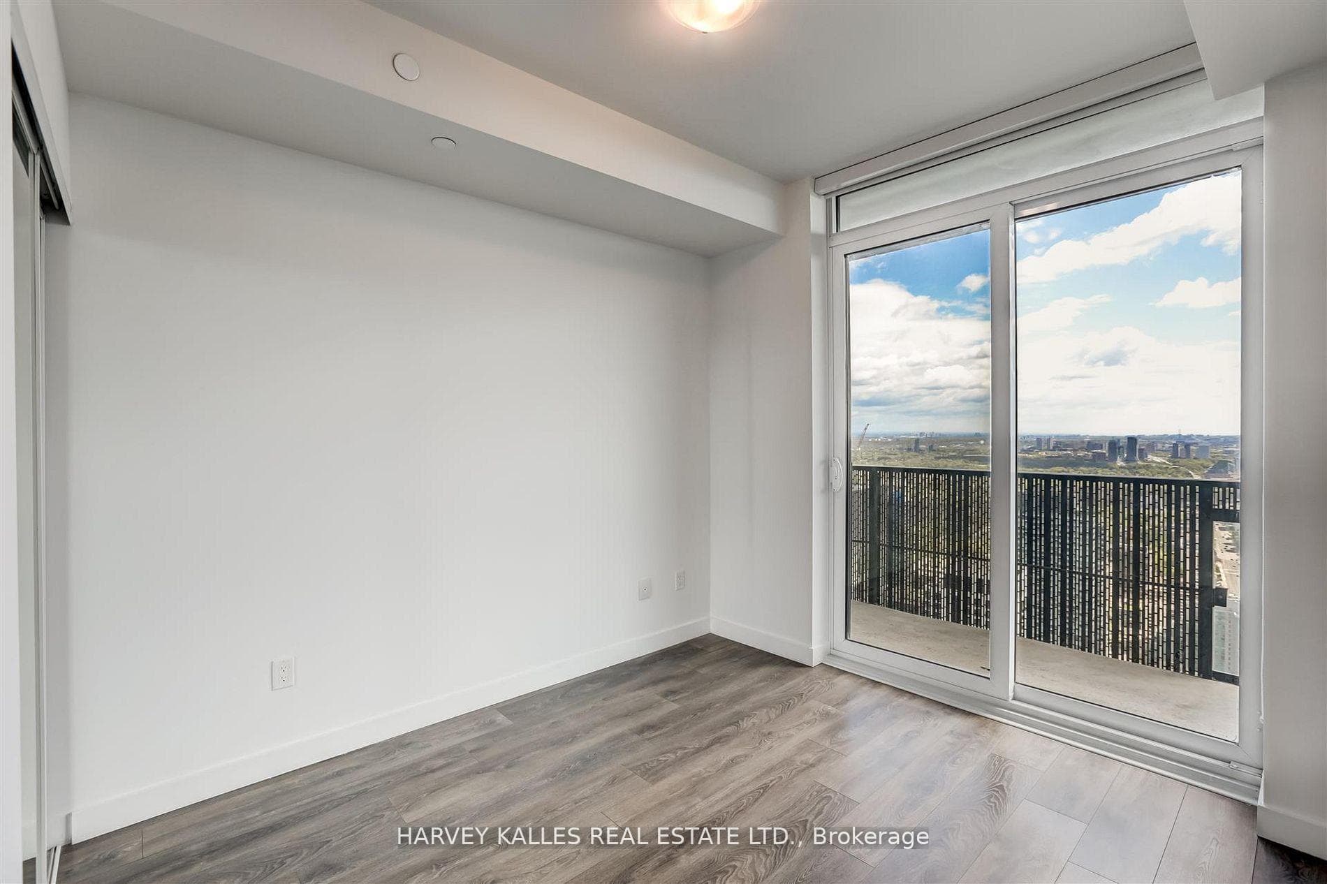 8 Eglinton Avenue Unit 5209 photo 25