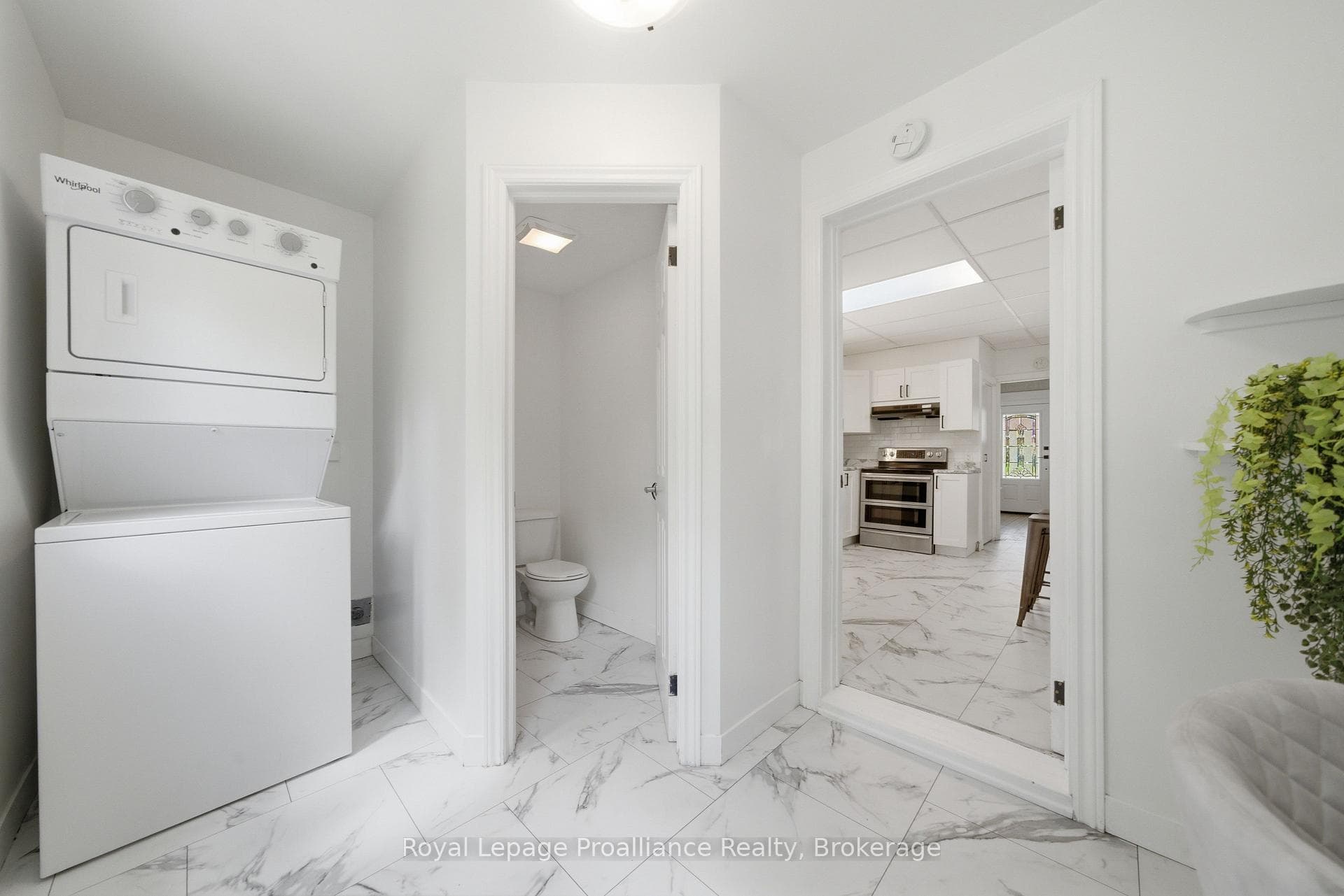 Mudroom/Laundry - 2pc off Kitchen