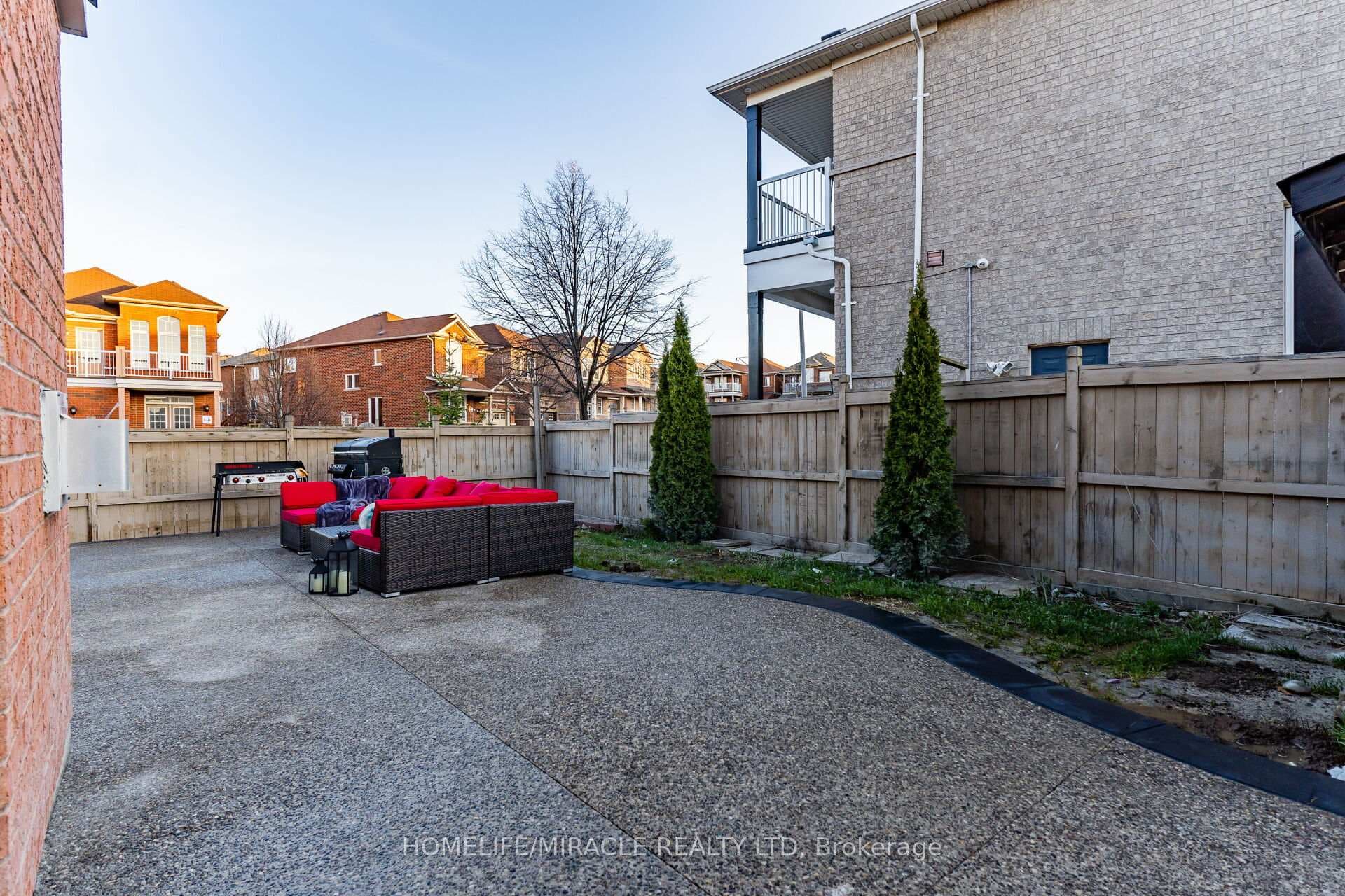 2 Tobermory Crescent photo 37