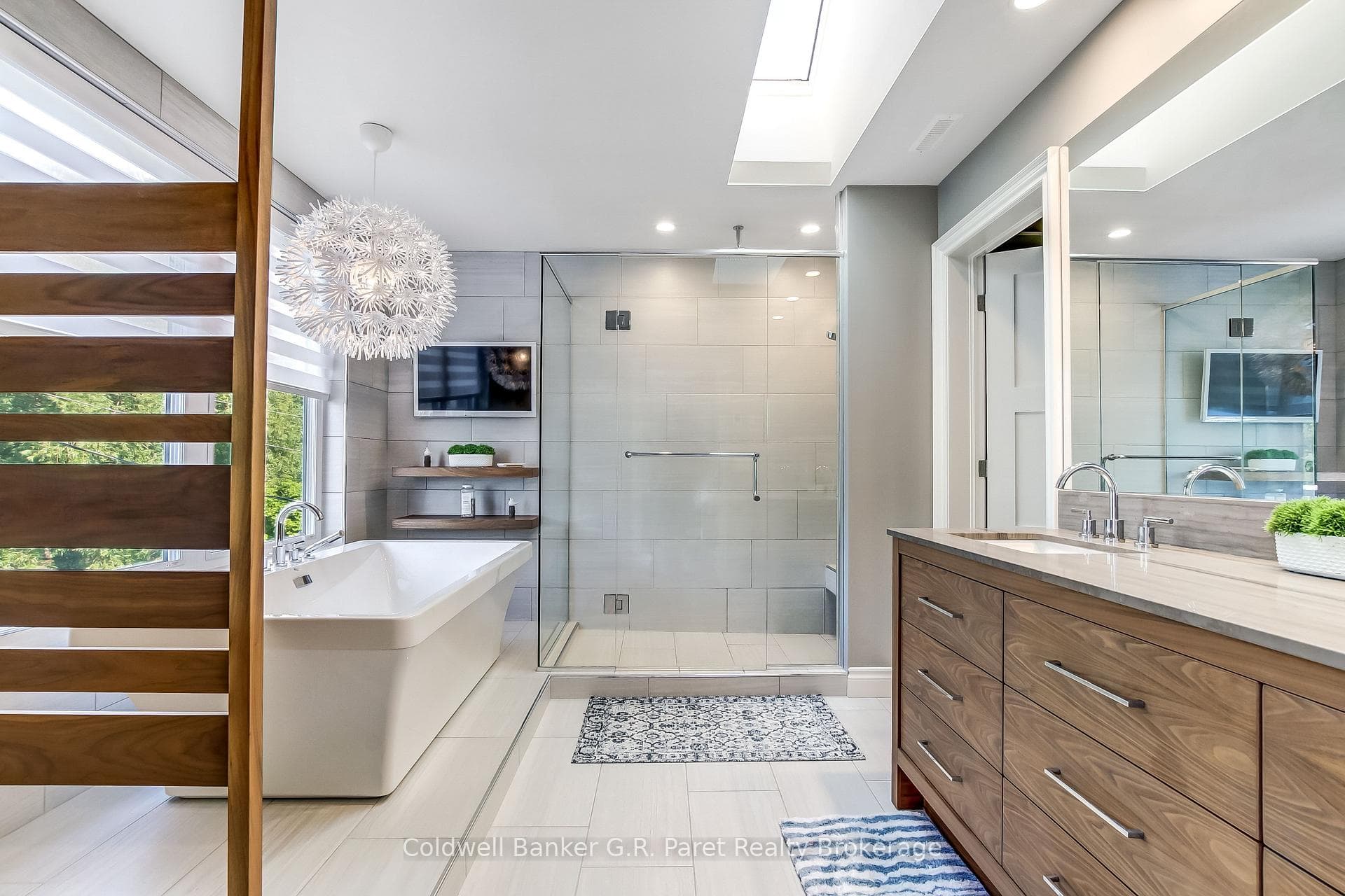 Ensuite bath. (5pc.)