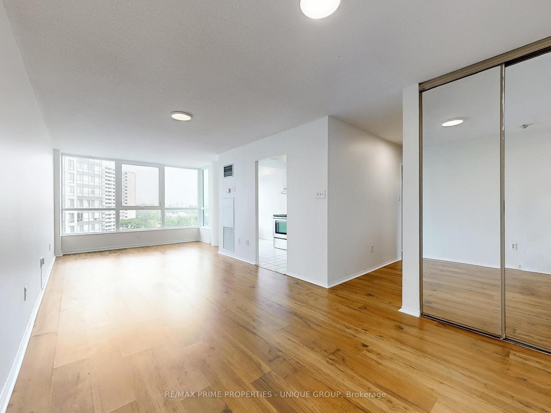 3233 Eglinton Avenue Unit 913 photo 9