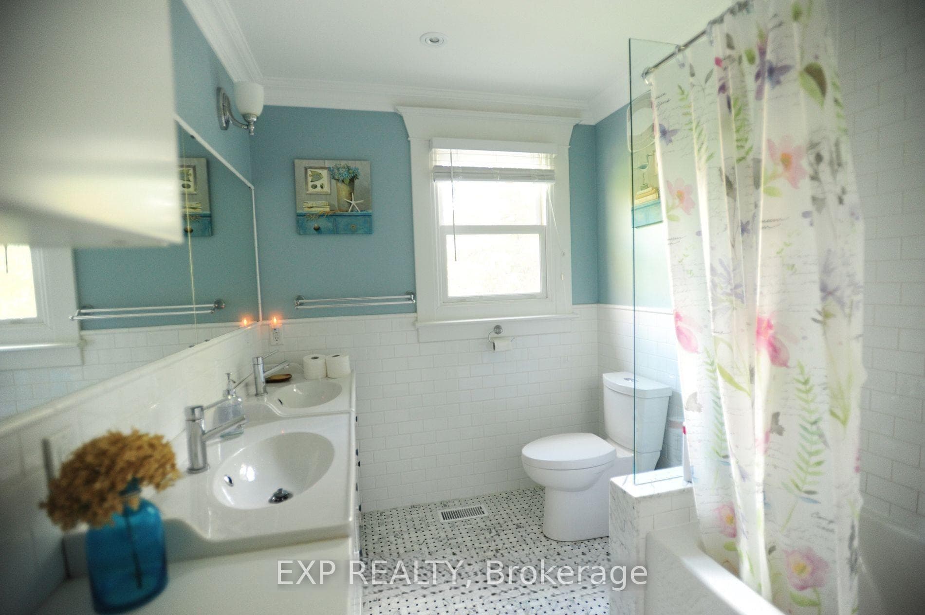 212 Cameron Crescent photo 13