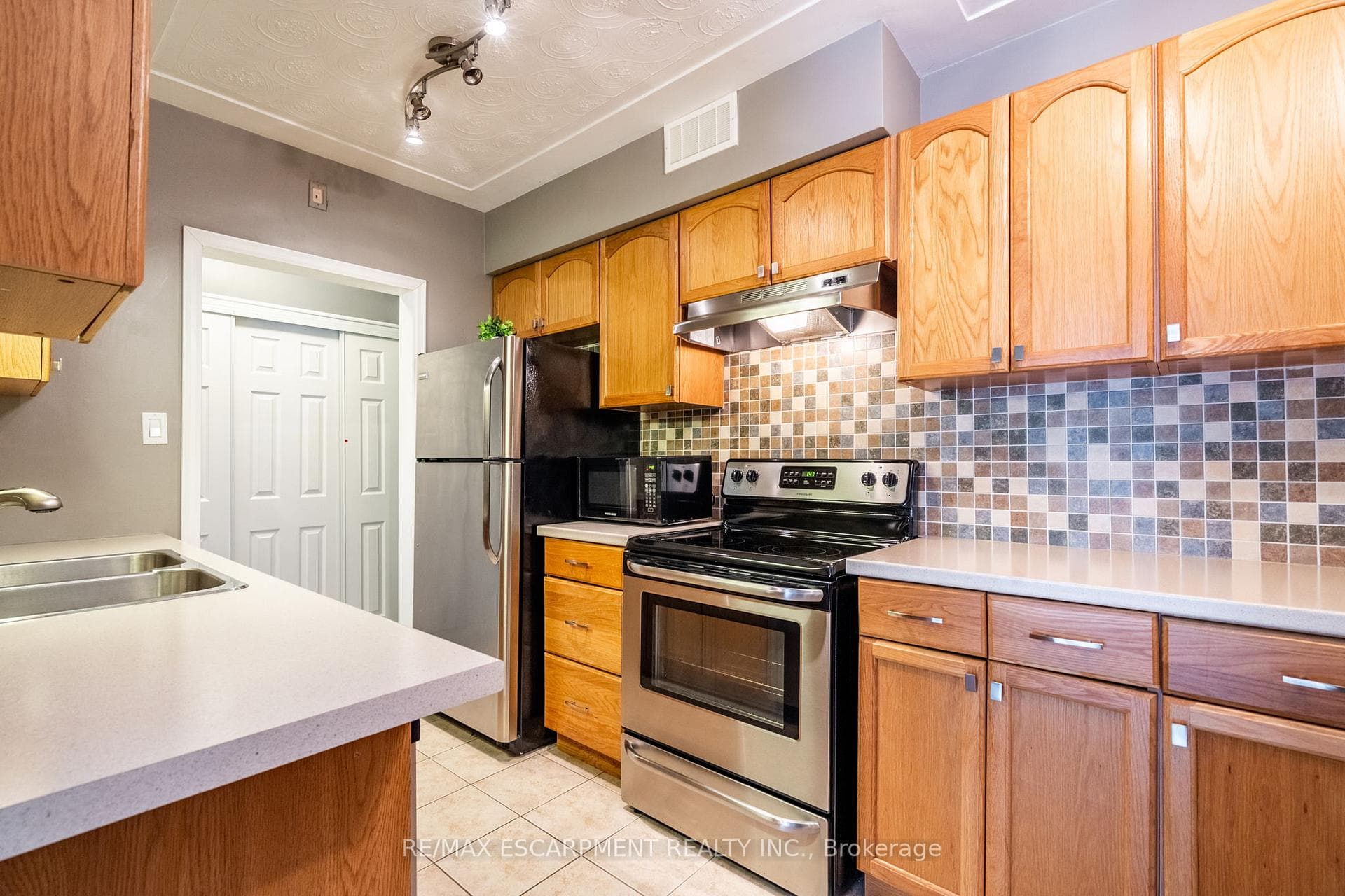 10 WOODMAN Drive Unit 304 photo 12