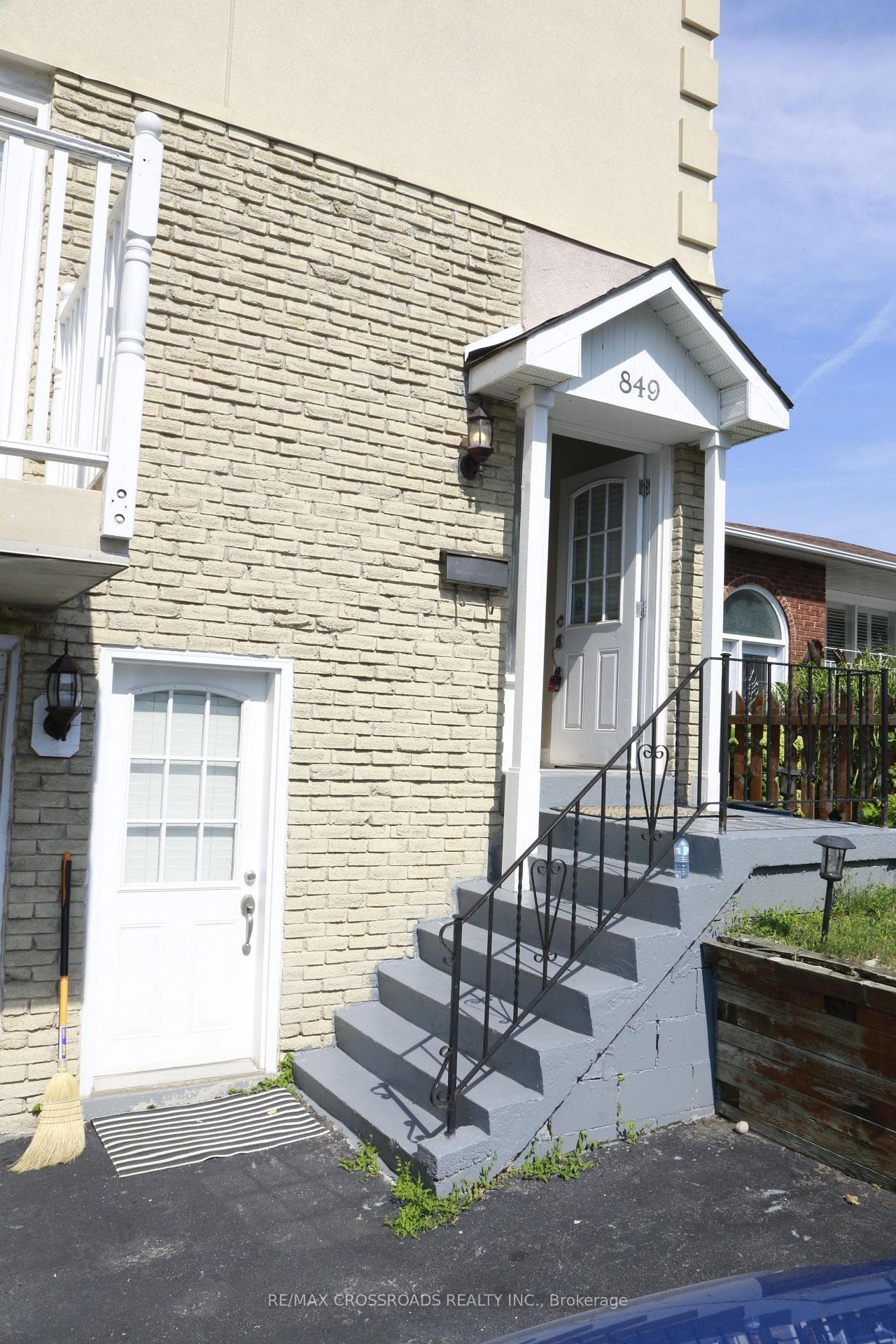 849 Inverhouse Drive photo 2