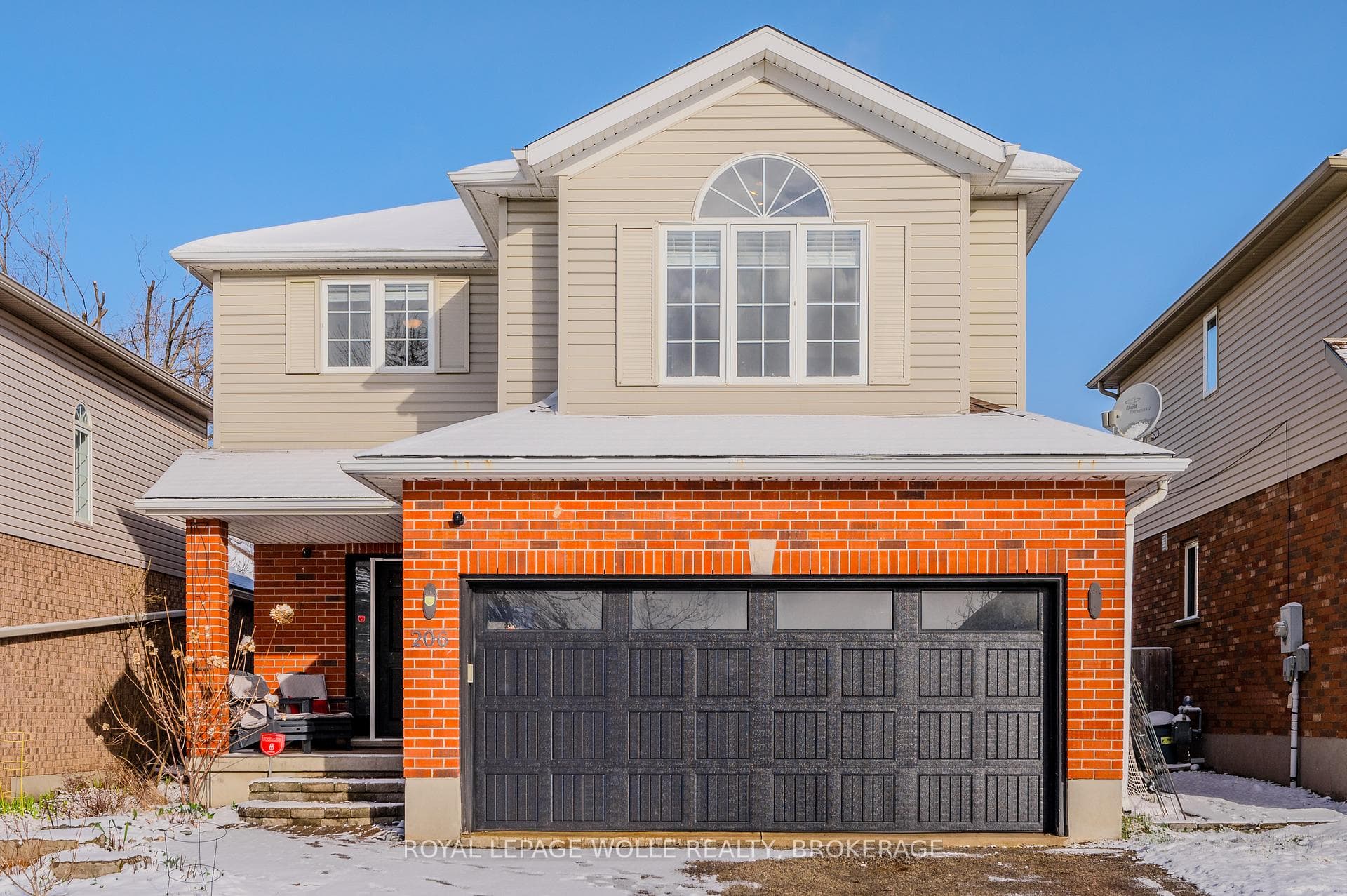 206 HOLBEACH Crescent photo 1