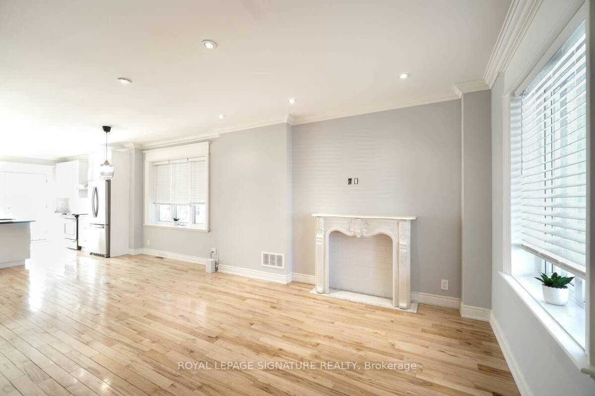 2079 Gerrard Street photo 6