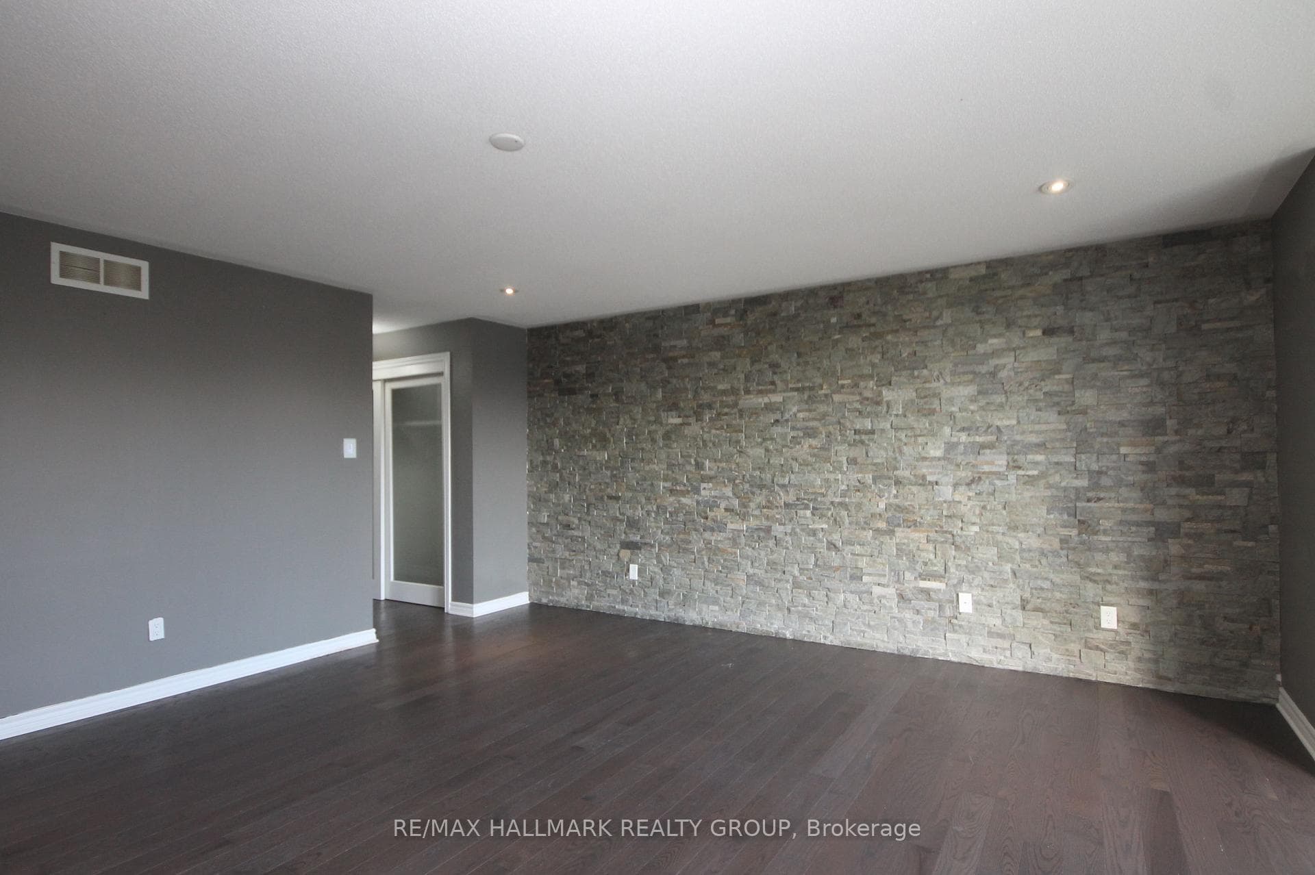 322 FAIRLAKES Way photo 25