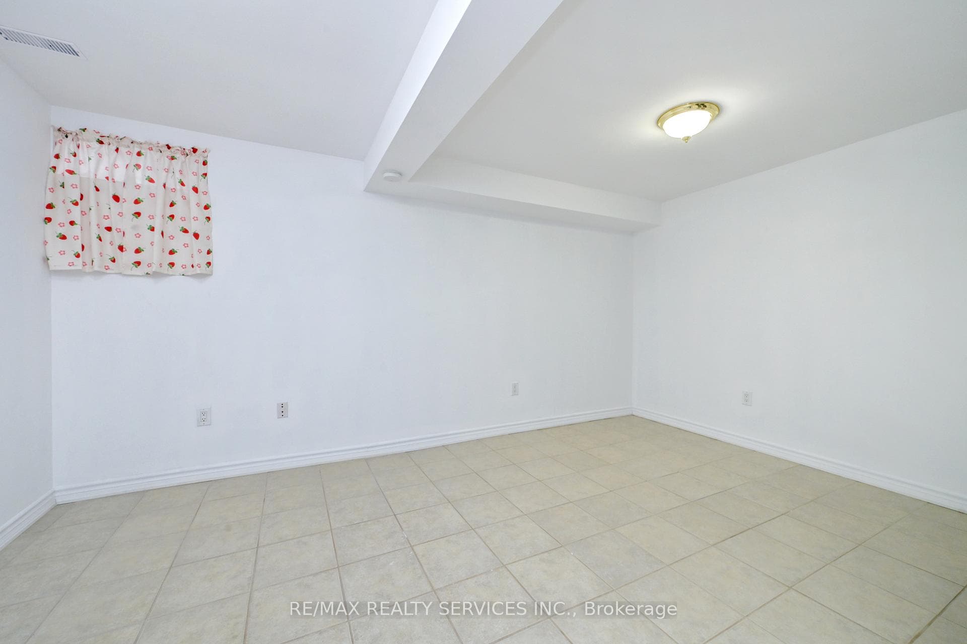 83 Summerfield Crescent photo 24