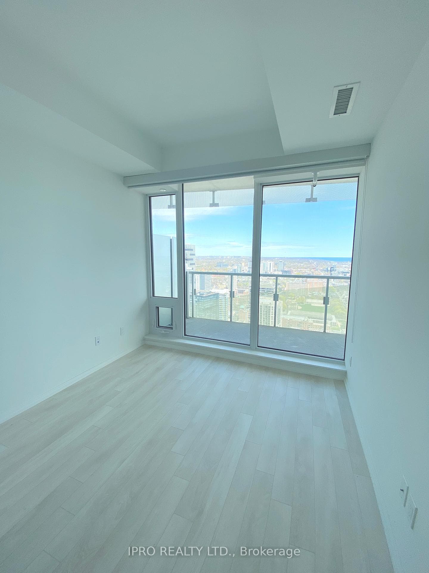 197 Yonge Street Unit 4005 photo 6