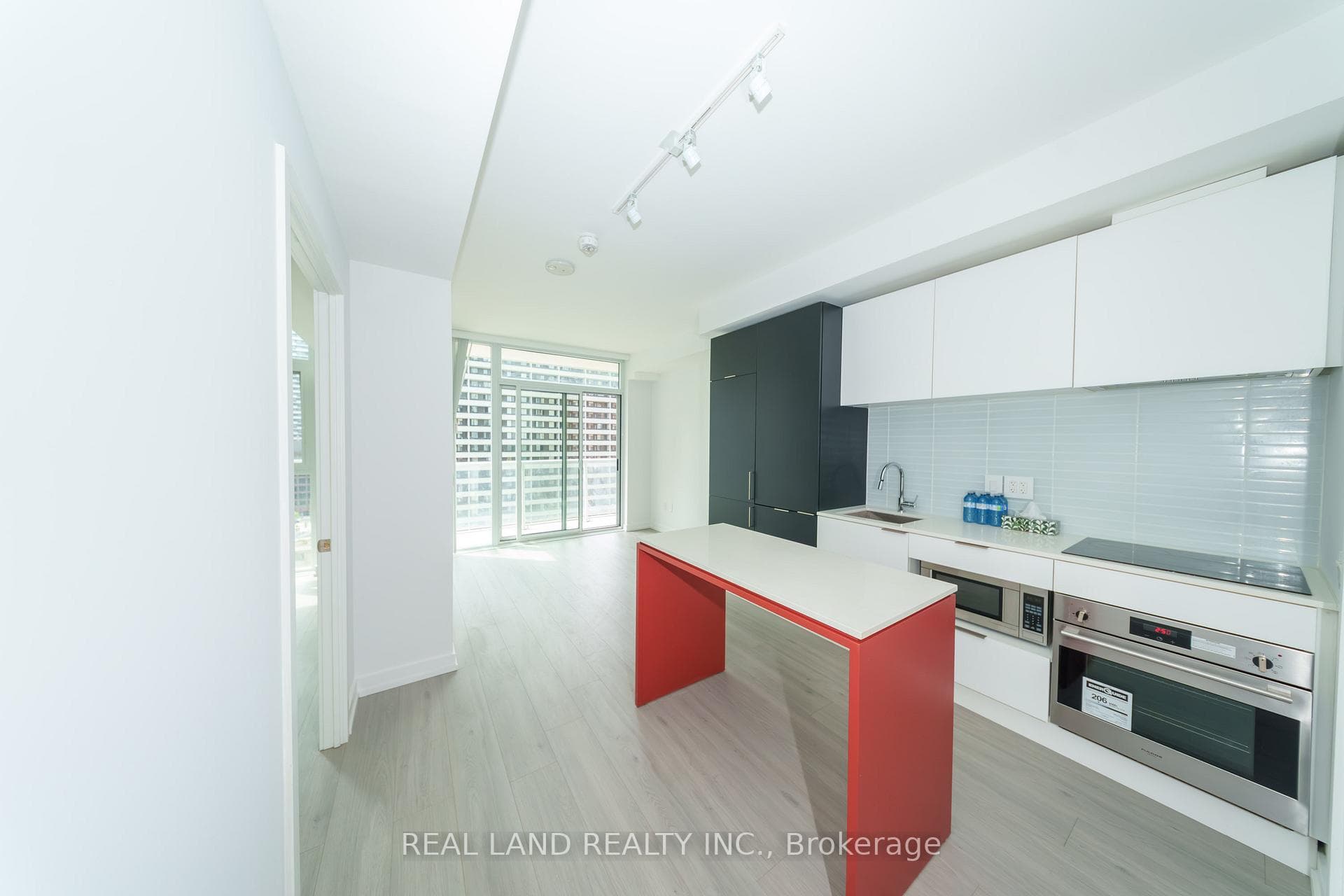 33 Helendale Avenue Unit 814 photo 4